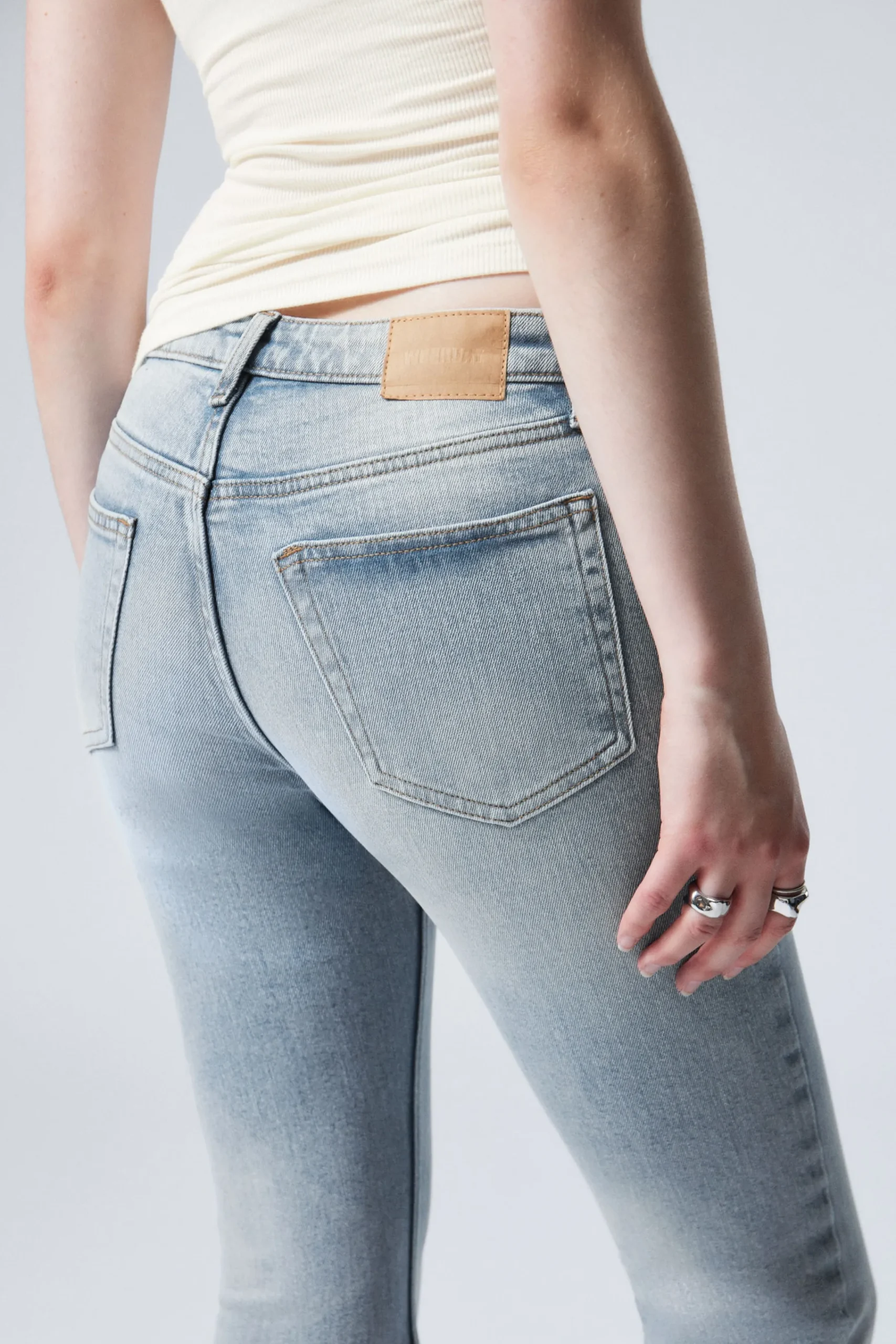 flame_low_waist_slim_flared_leg_jeans_4.webp Weekday Jeans<FLAME LOW WAIST SLIM FLARED LEG JEANS