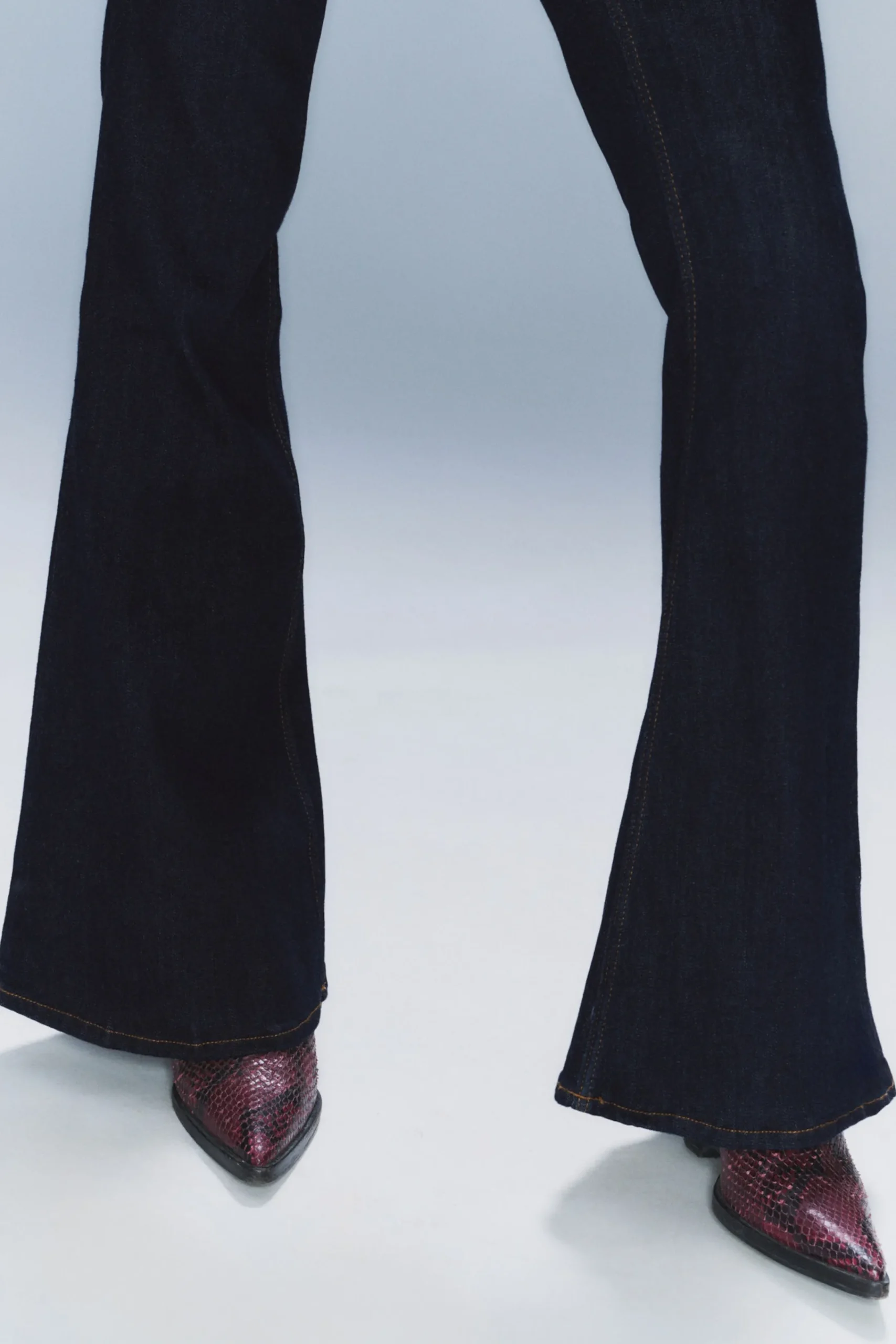 flare_low_waist_flared_skinny_jeans_4-2.webp Weekday Jeans<FLARE LOW WAIST FLARED SKINNY JEANS