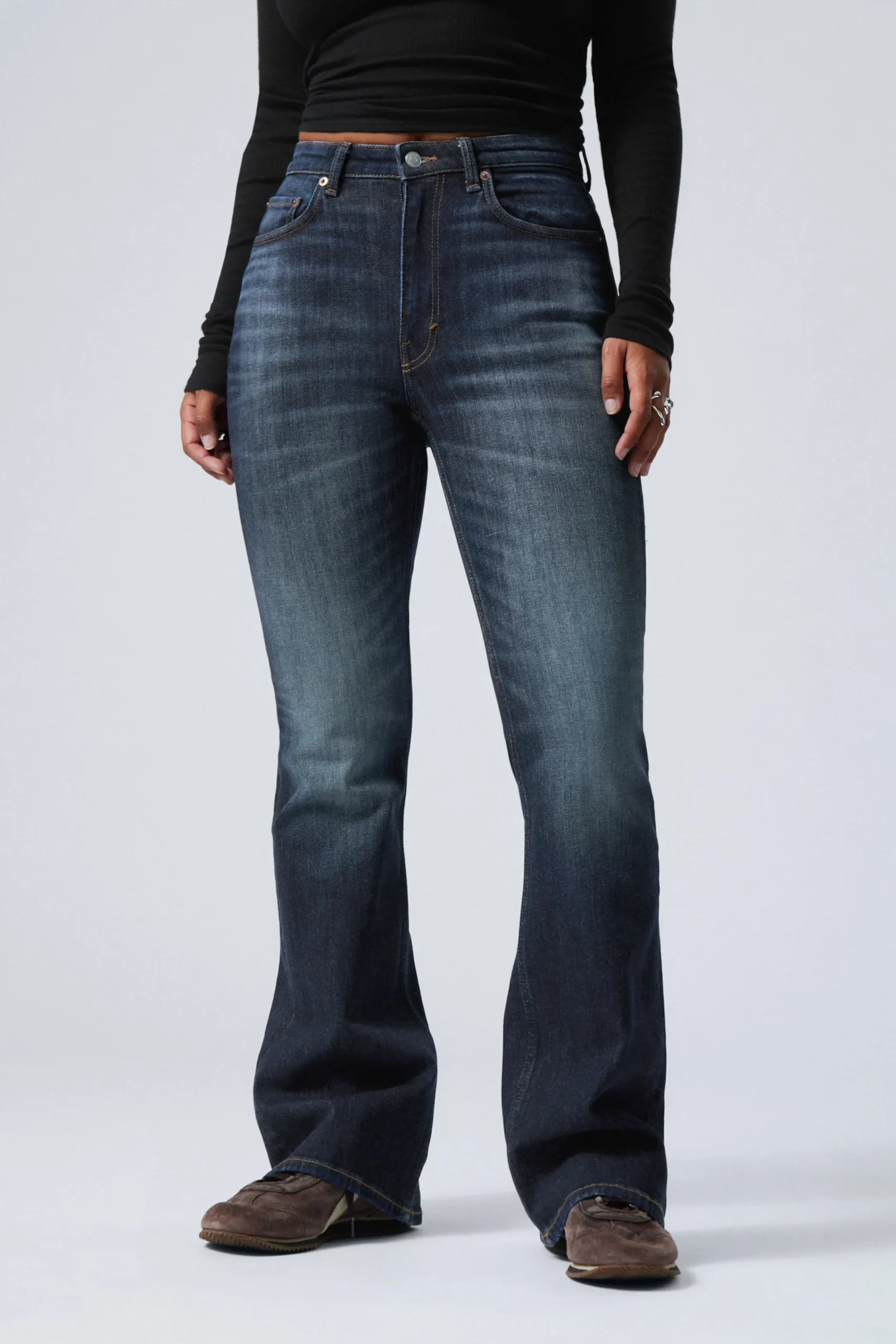 glow_curve_high_waist_regular_flared_leg_jeans_1-3.webp Weekday Jeans<GLOW CURVE HIGH WAIST REGULAR FLARED LEG JEANS