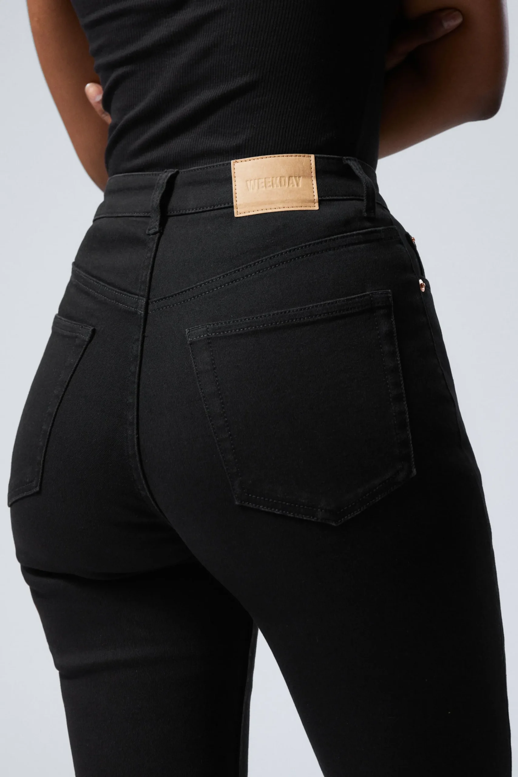 glow_curve_high_waist_regular_flared_leg_jeans_3-2.webp Weekday Jeans<GLOW CURVE HIGH WAIST REGULAR FLARED LEG JEANS