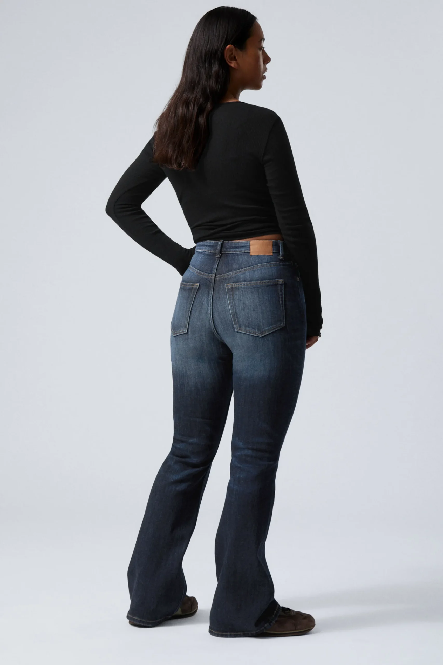 glow_curve_high_waist_regular_flared_leg_jeans_3-3.webp Weekday Jeans<GLOW CURVE HIGH WAIST REGULAR FLARED LEG JEANS