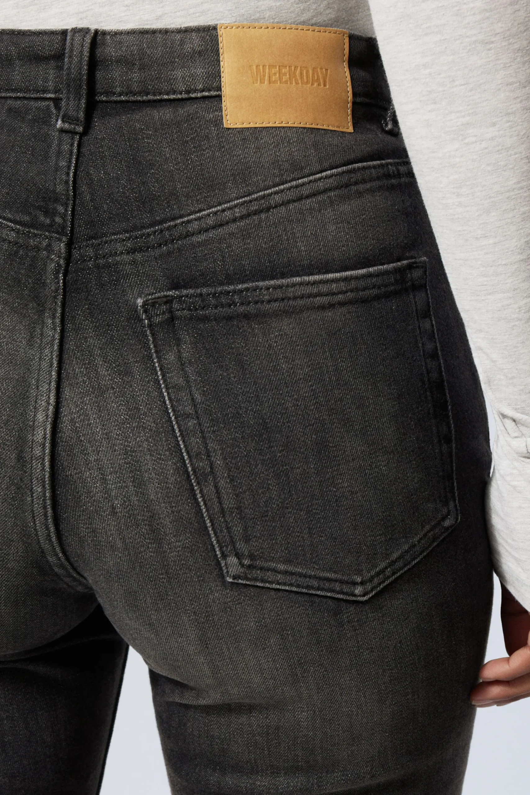 glow_curve_high_waist_regular_flared_leg_jeans_3.webp Weekday Jeans<GLOW CURVE HIGH WAIST REGULAR FLARED LEG JEANS