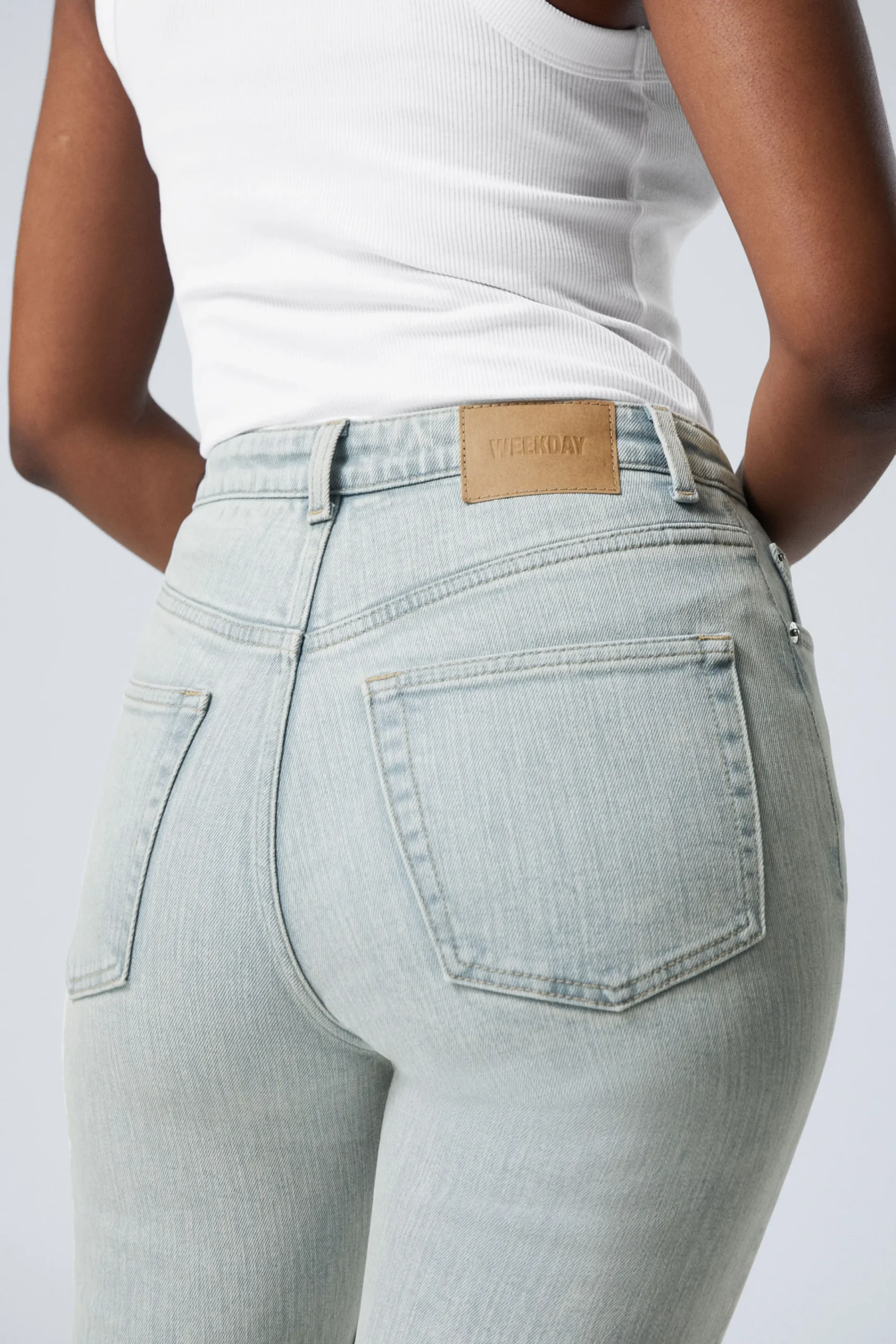glow_curve_high_waist_regular_flared_leg_jeans_4-1.webp Weekday Jeans<GLOW CURVE HIGH WAIST REGULAR FLARED LEG JEANS