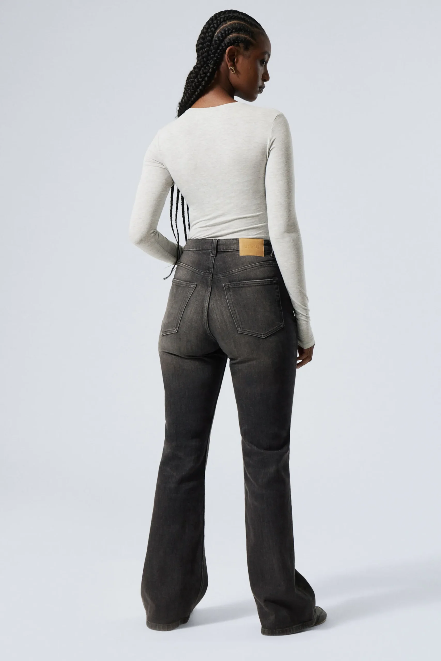 glow_curve_high_waist_regular_flared_leg_jeans_4.webp Weekday Jeans<GLOW CURVE HIGH WAIST REGULAR FLARED LEG JEANS