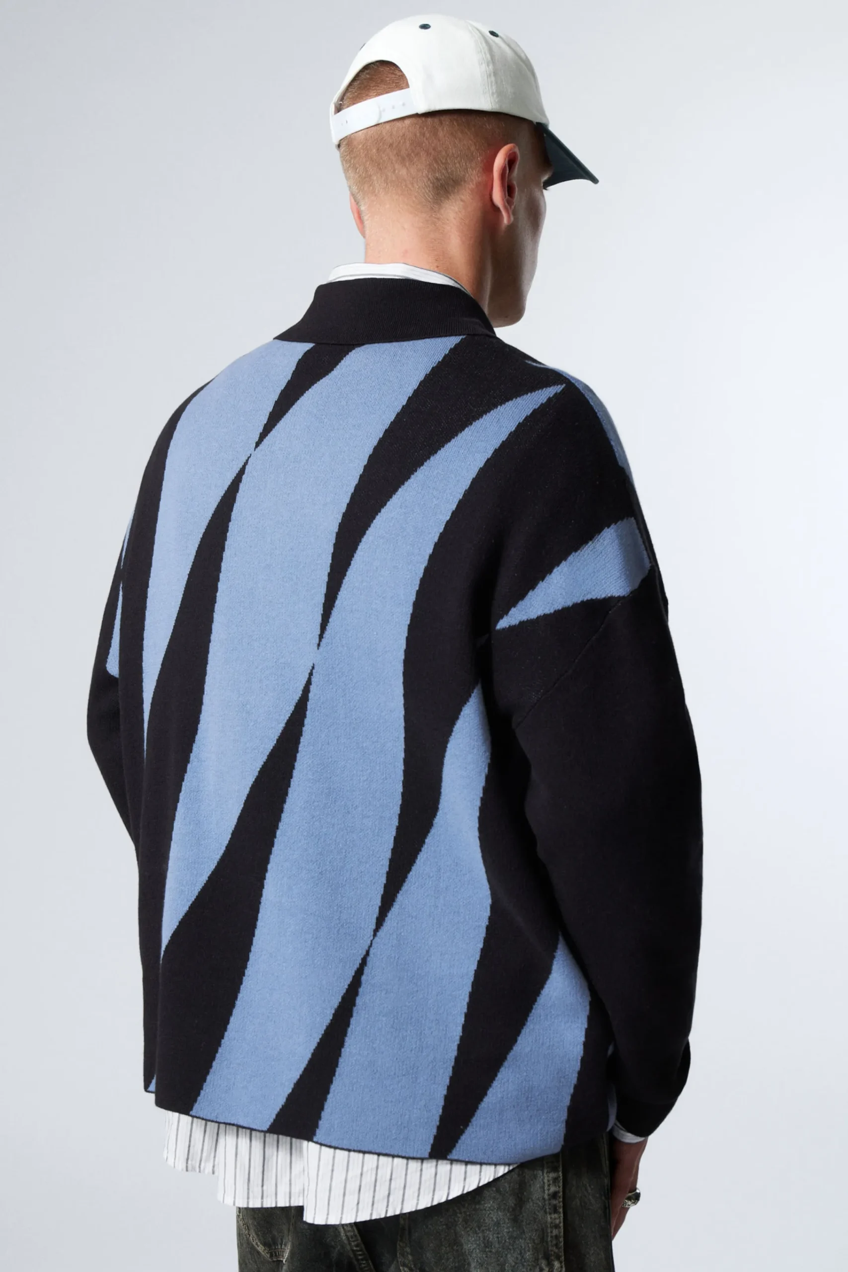 graphic_polo_sweater_3.webp Weekday Graphics | Stickat<GRAPHIC POLO SWEATER