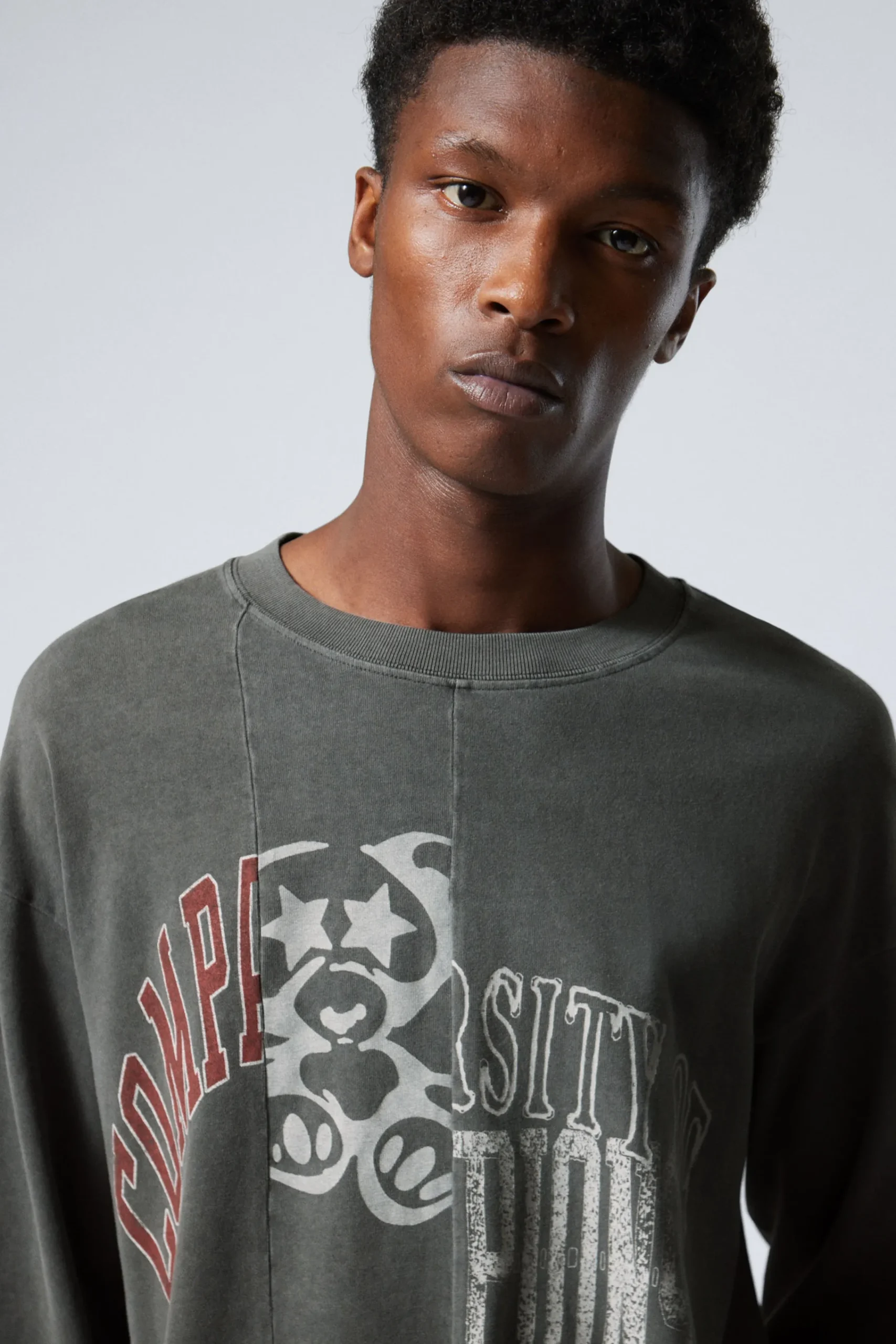 Weekday Graphics | T-Shirtar & Toppar<GREAT LÅNGÄRMAD GRAFISK BOXIG T-SHIRT