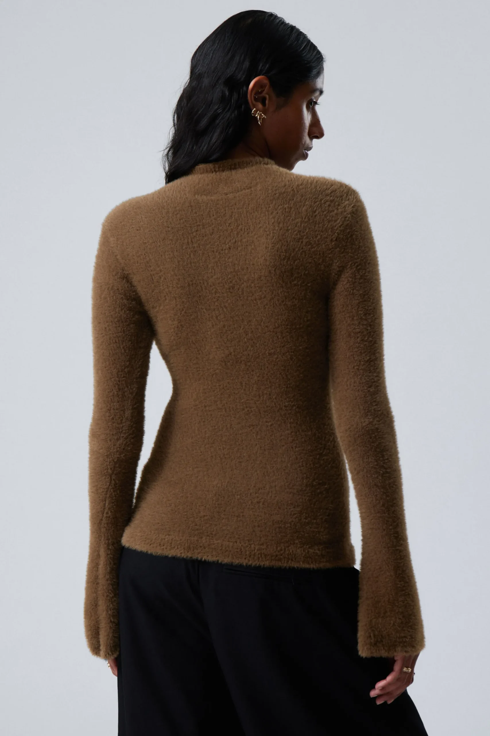 hrig_mockneck_trja_3.webp Weekday Stickat<HÅRIG MOCK-NECK TRÖJA