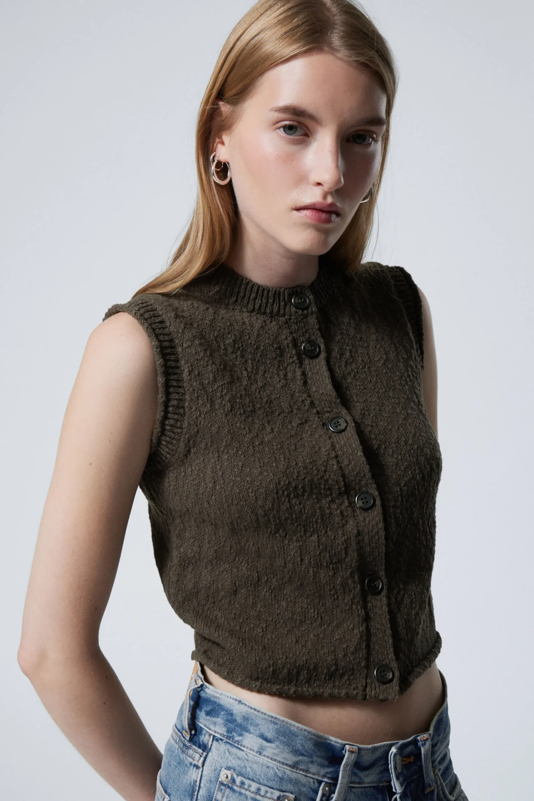 Weekday Stickat<KNITTED SINGLEBREASTED VEST