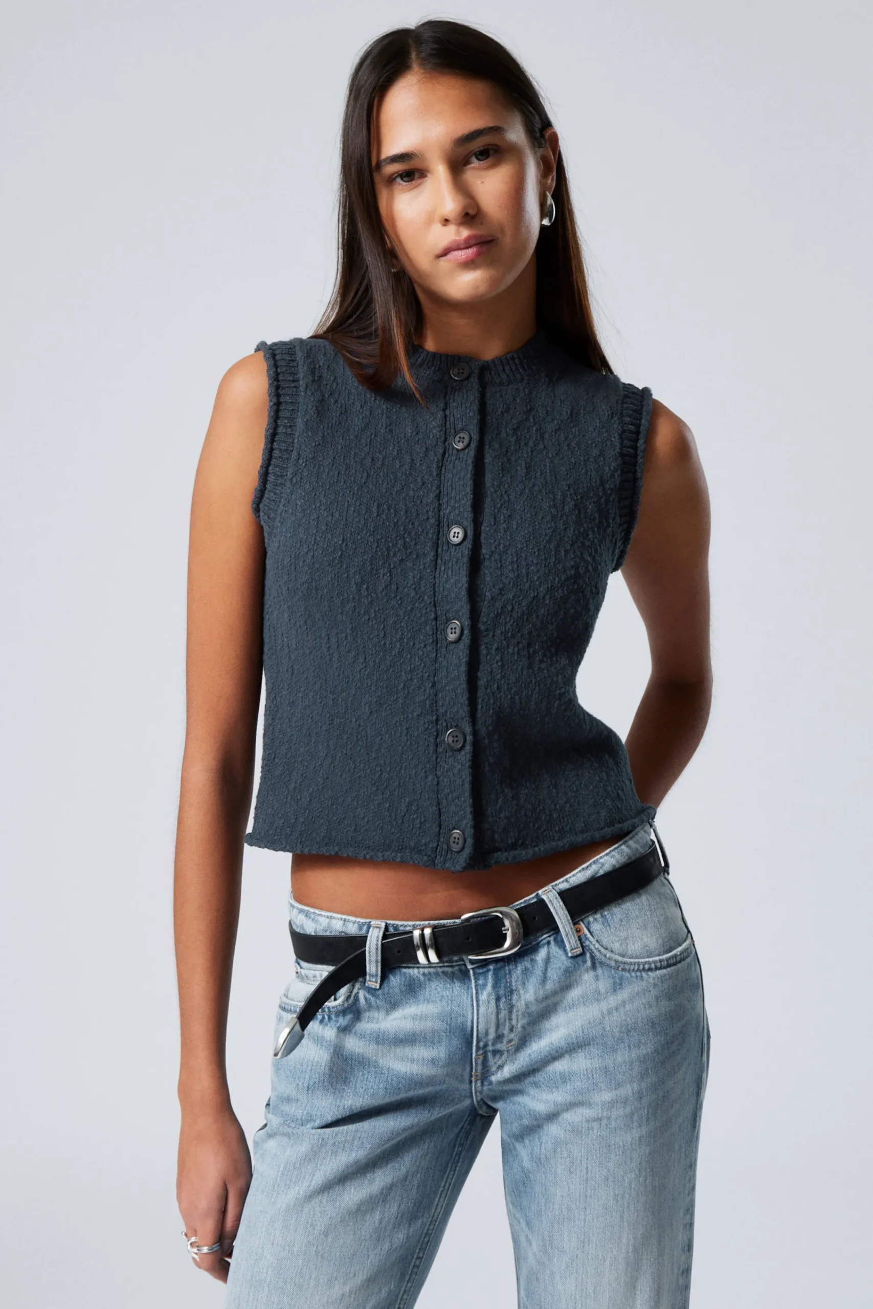 Weekday Stickat<KNITTED SINGLEBREASTED VEST