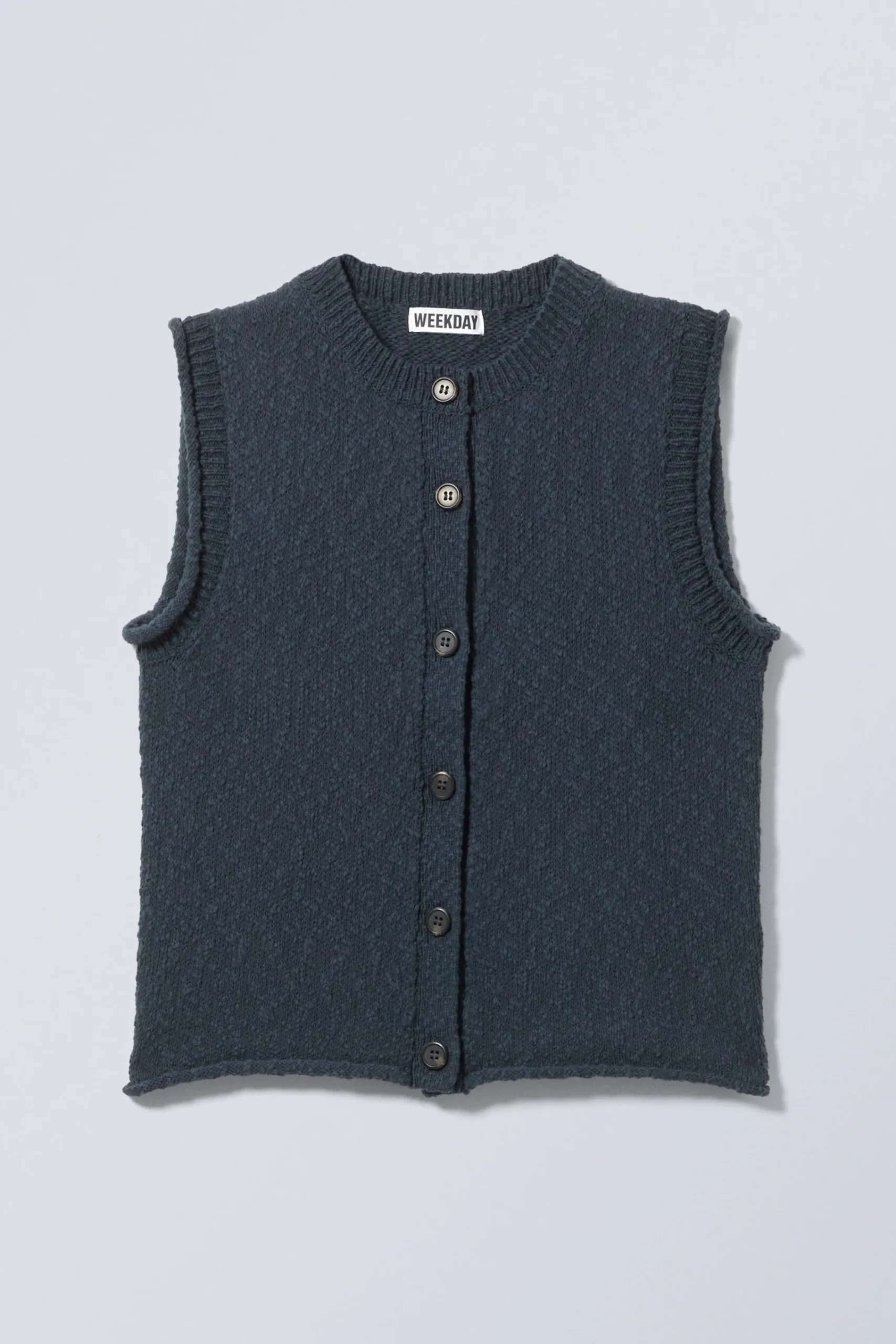 knitted_singlebreasted_vest_2.webp Weekday Stickat<KNITTED SINGLEBREASTED VEST
