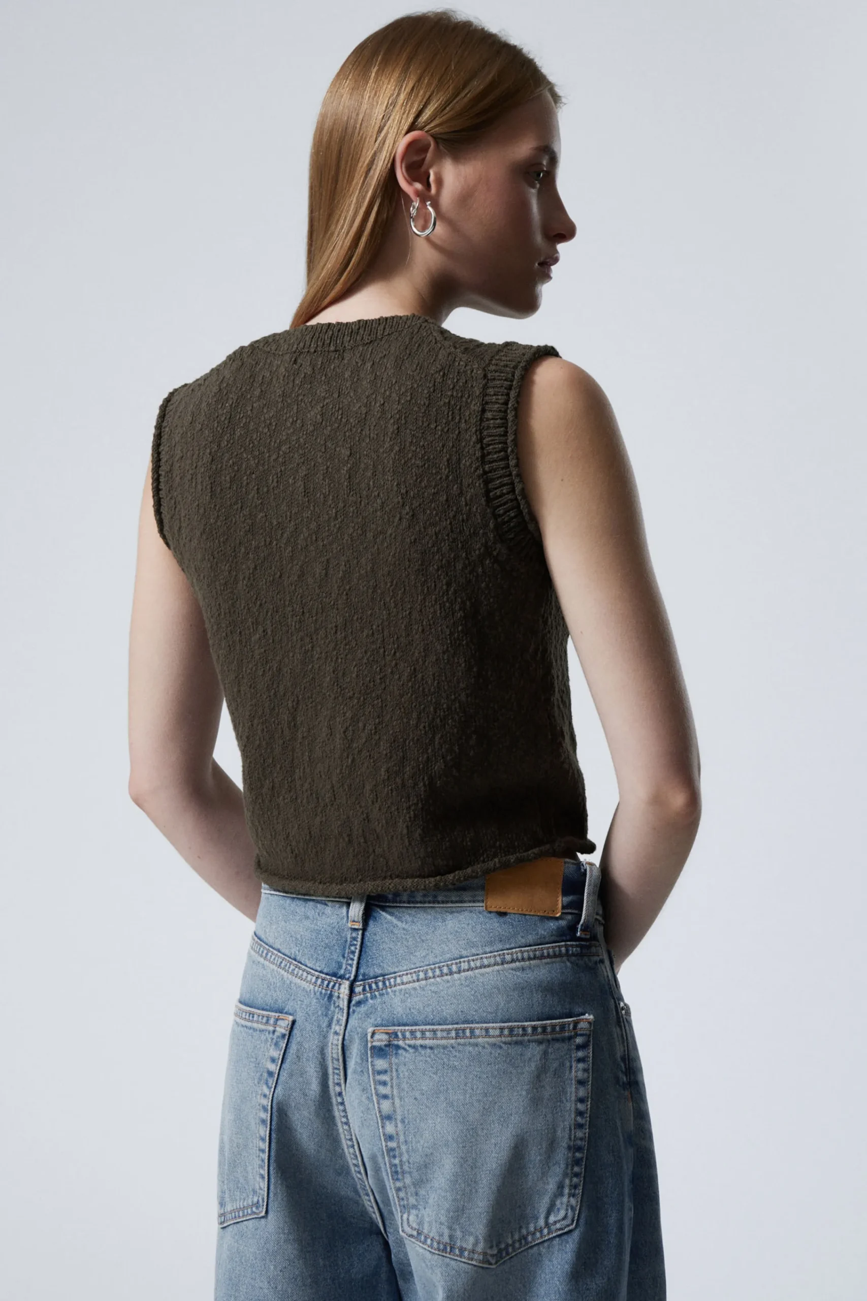 knitted_singlebreasted_vest_3-1.webp Weekday Stickat<KNITTED SINGLEBREASTED VEST