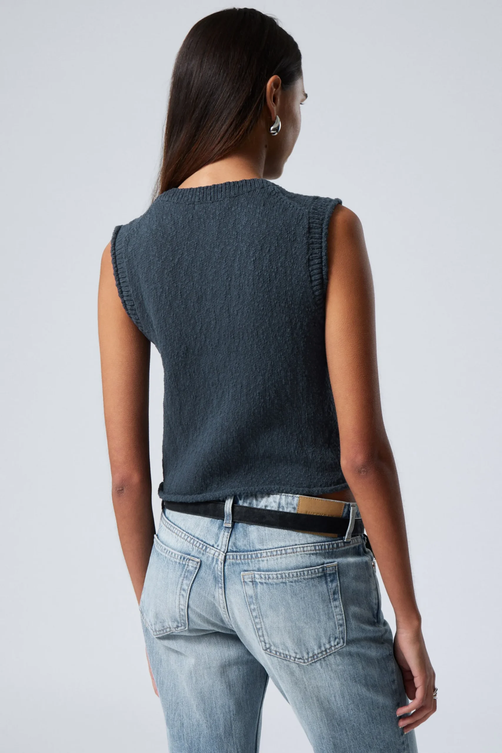 knitted_singlebreasted_vest_3.webp Weekday Stickat<KNITTED SINGLEBREASTED VEST
