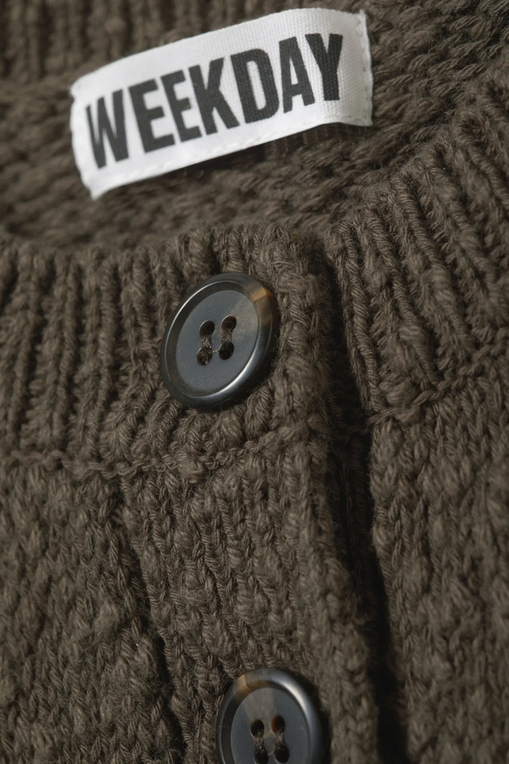 knitted_singlebreasted_vest_4-1.webp Weekday Stickat<KNITTED SINGLEBREASTED VEST