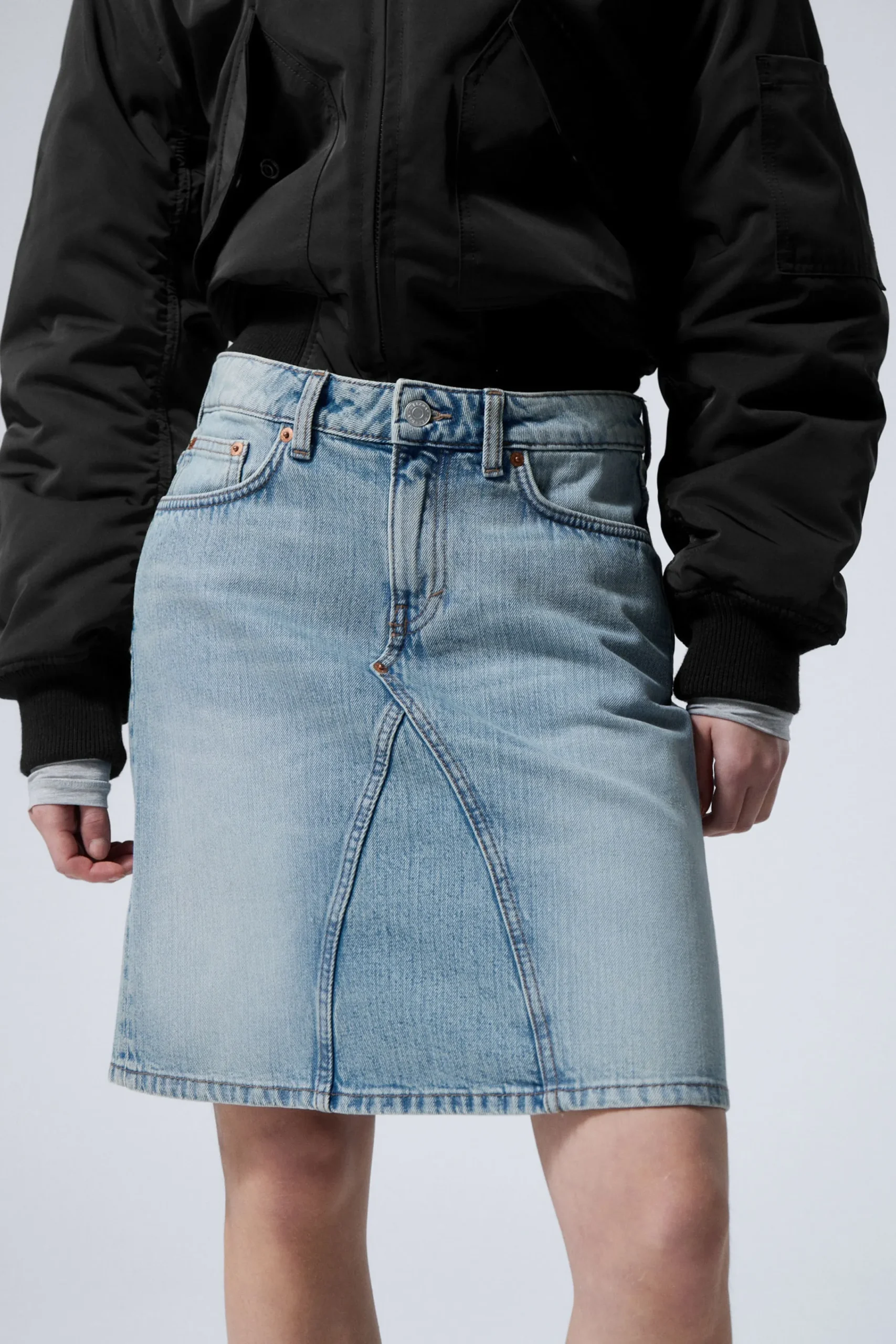 Weekday Kjolar<KNÄLÅNG JEANSKJOL