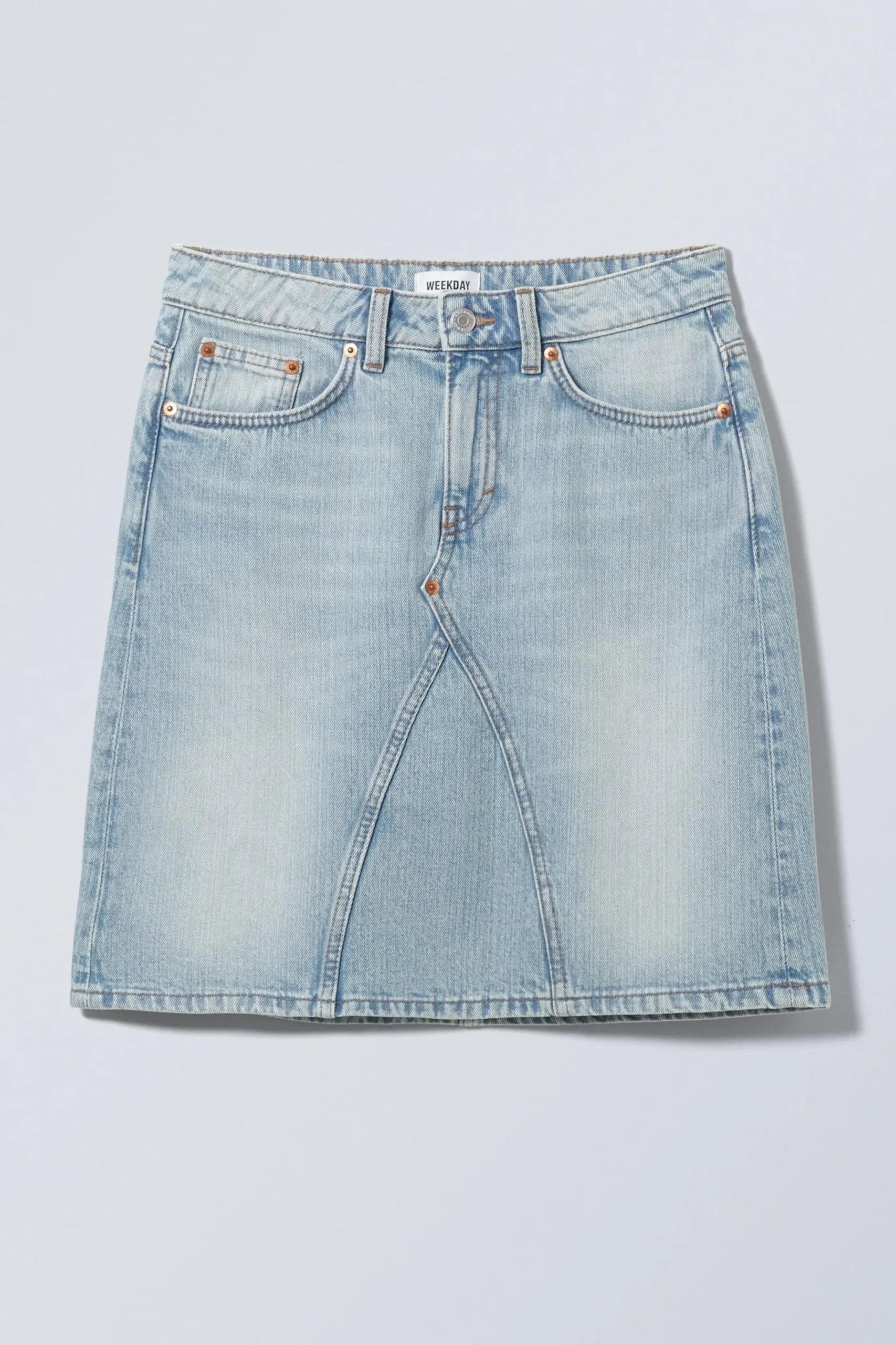 knlng_jeanskjol_2.webp Weekday Kjolar<KNÄLÅNG JEANSKJOL