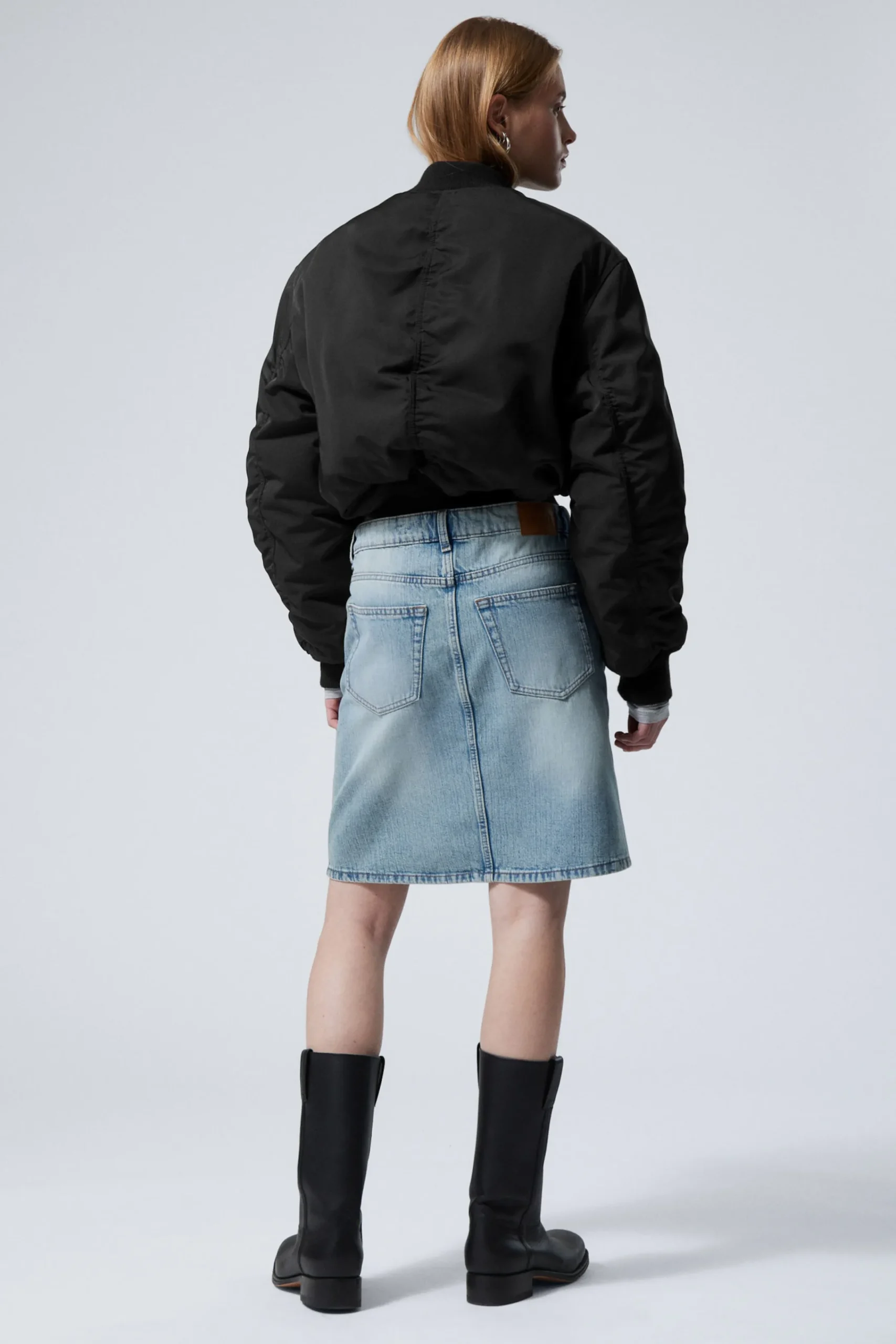 knlng_jeanskjol_3.webp Weekday Kjolar<KNÄLÅNG JEANSKJOL