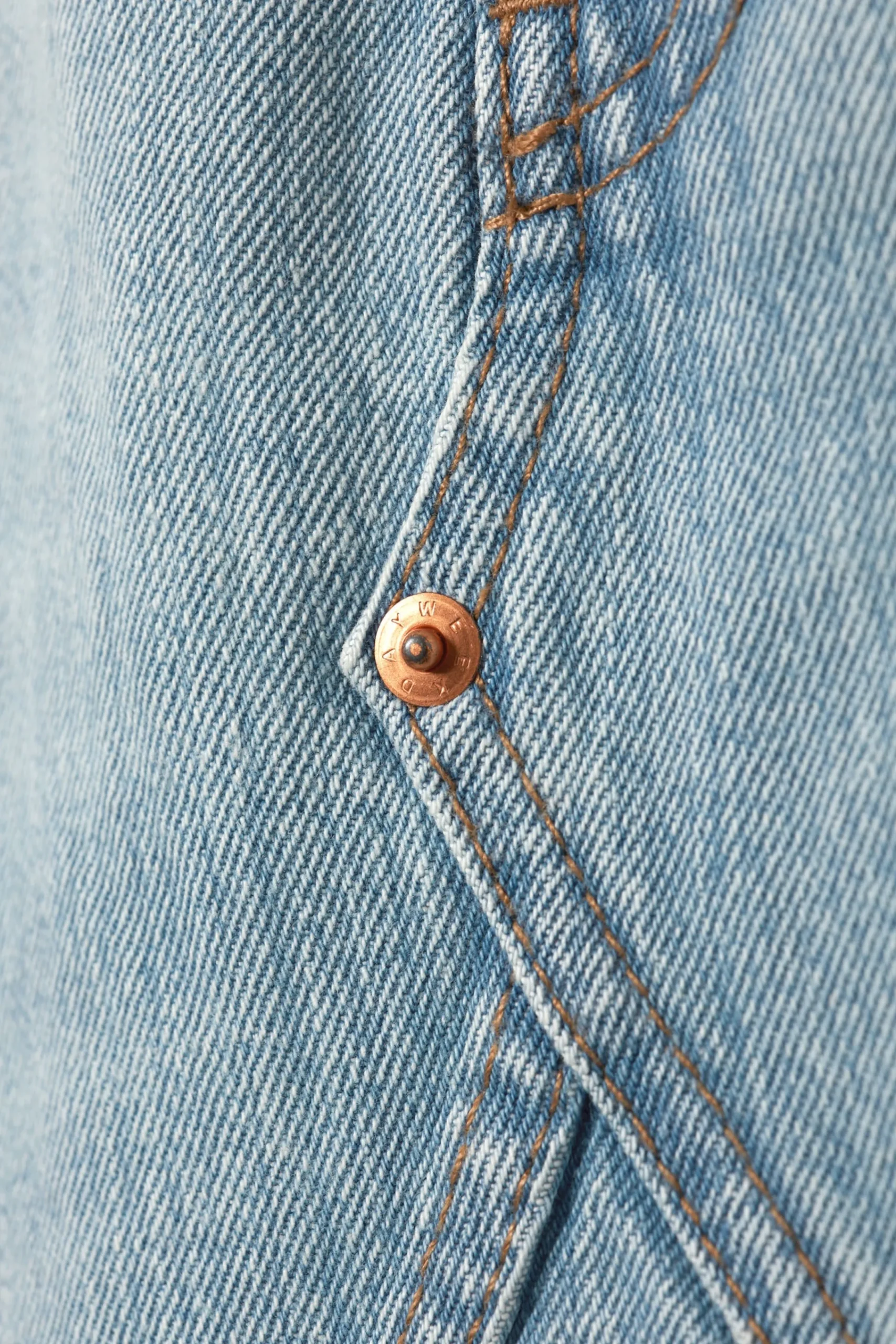 knlng_jeanskjol_4.webp Weekday Kjolar<KNÄLÅNG JEANSKJOL