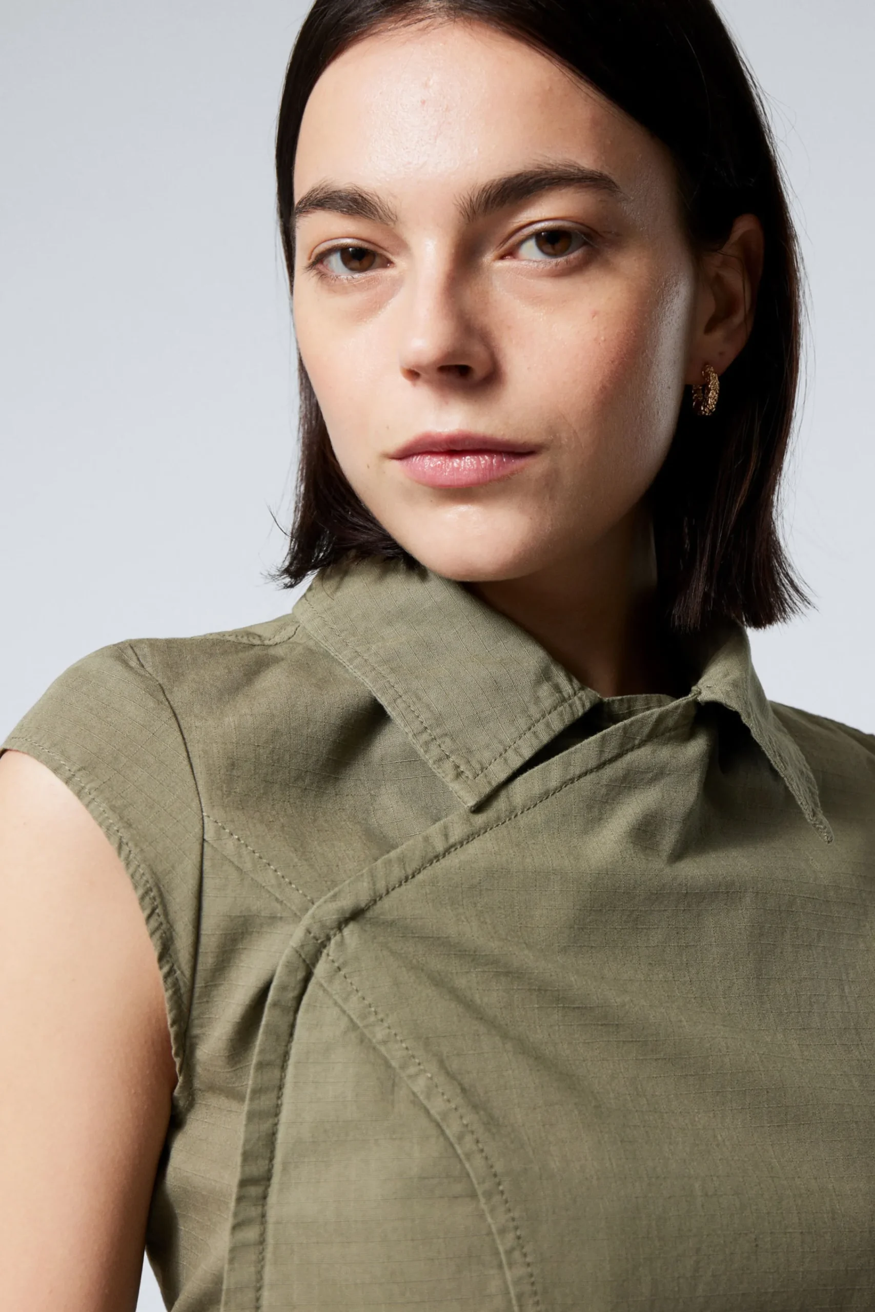 Weekday Toppar<KORTÄRMAD ASYMMETRISK RIPSTOP-TOPP