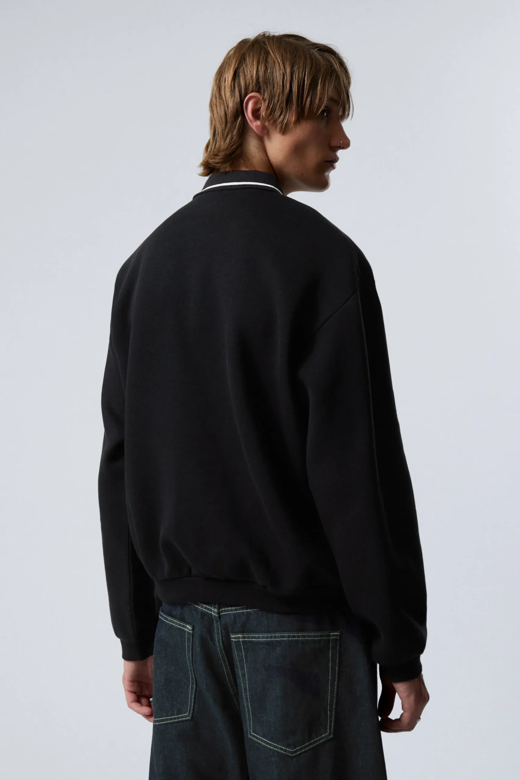 ledig_polosweatshirt_3.webp Weekday Stickat<LEDIG POLO-SWEATSHIRT