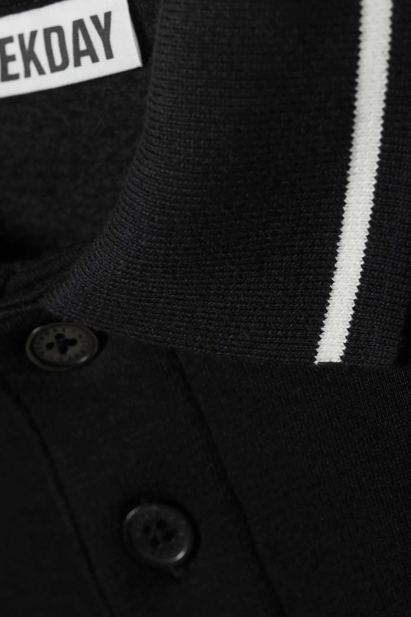 ledig_polosweatshirt_4.webp Weekday Stickat<LEDIG POLO-SWEATSHIRT