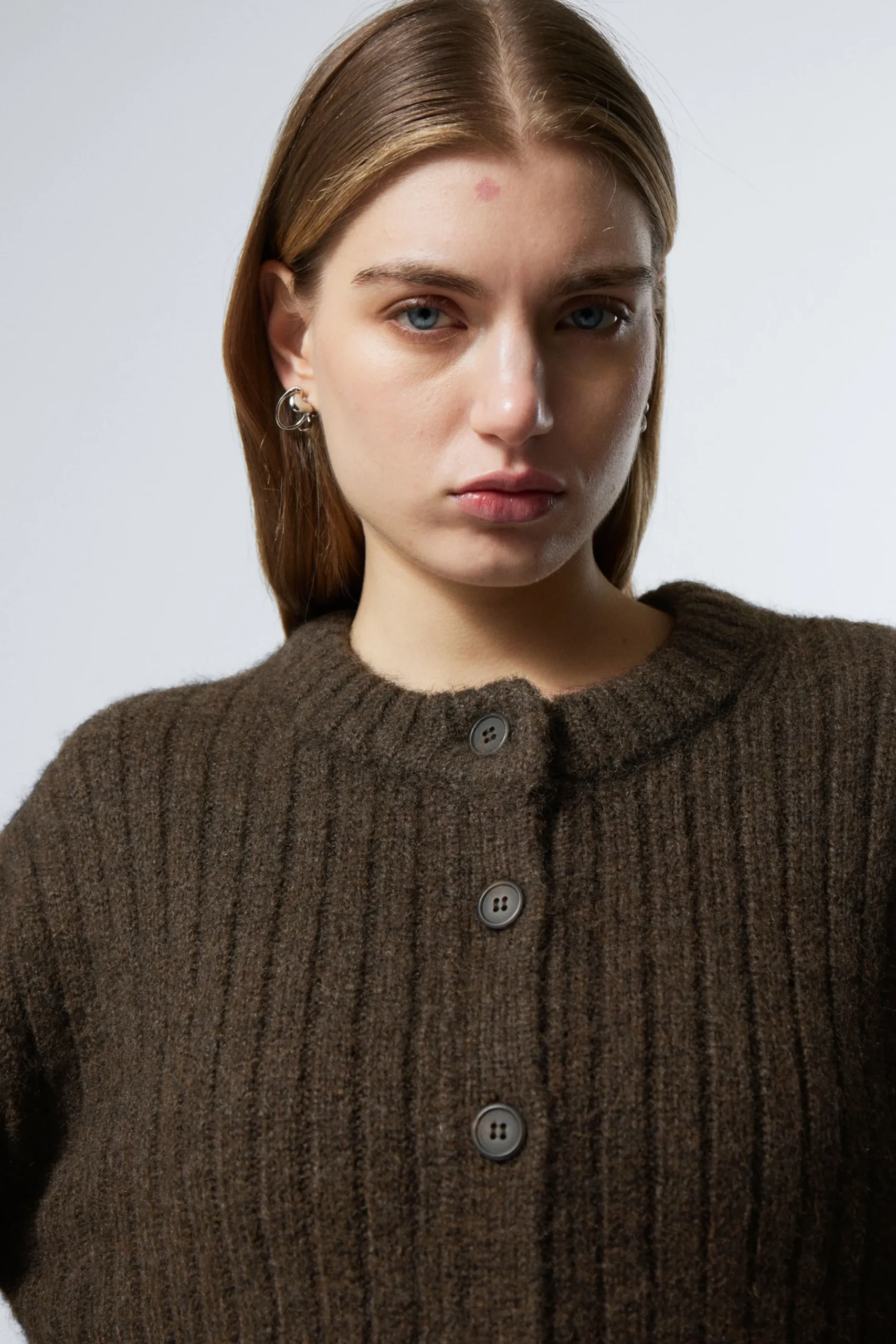 ledig_stickad_cardigan_1-2.webp Weekday Stickat<LEDIG STICKAD CARDIGAN