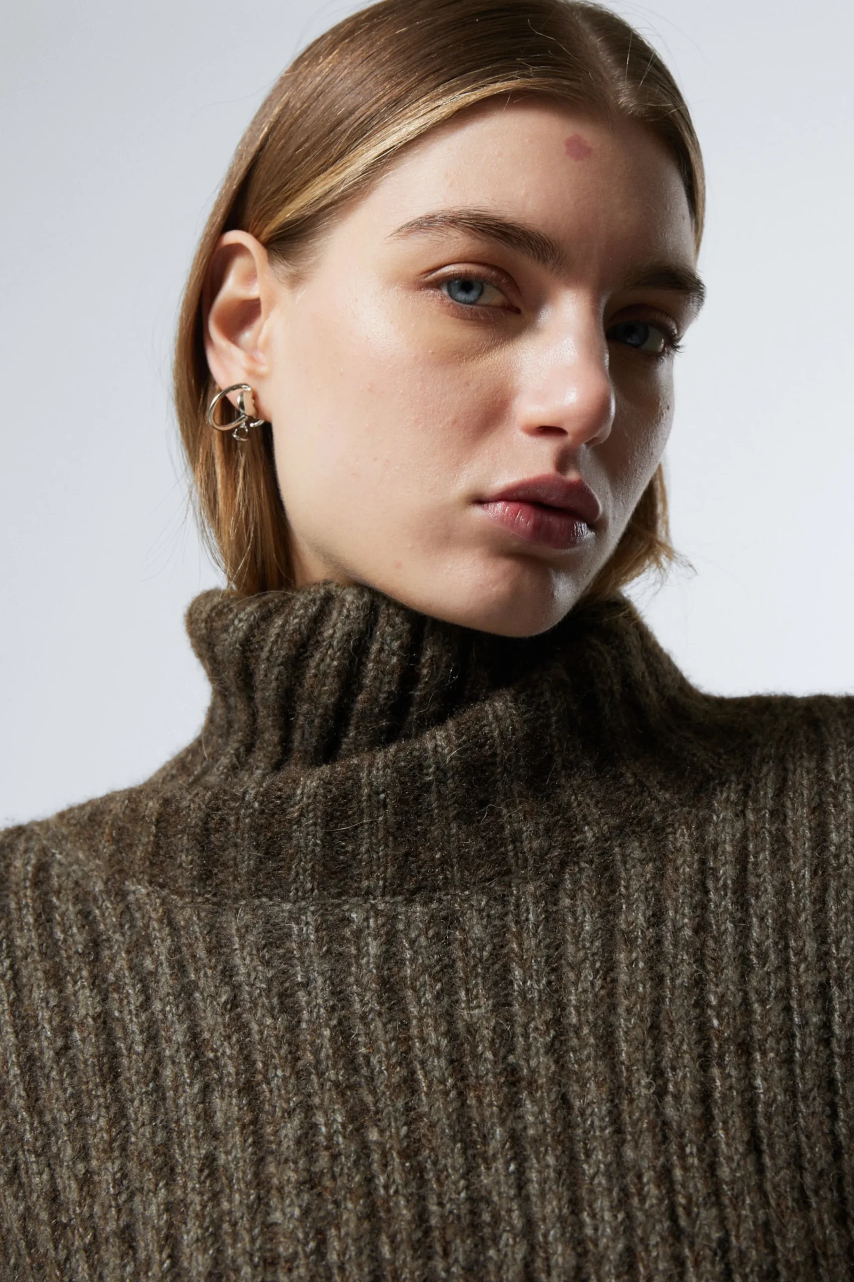 ledig_stickad_turtleneck_1-1.webp Weekday Stickat<LEDIG STICKAD TURTLENECK