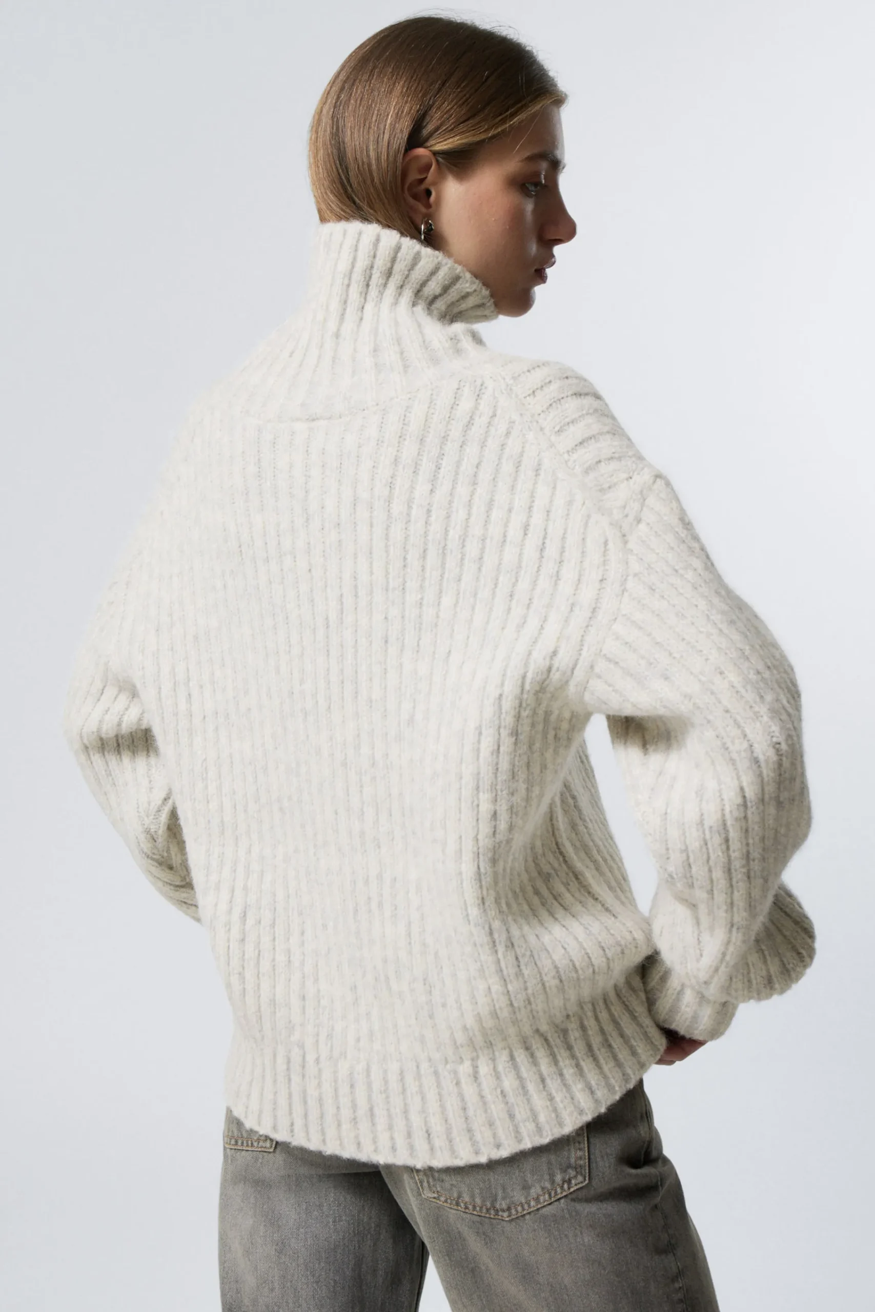 ledig_stickad_turtleneck_2.webp Weekday Stickat<LEDIG STICKAD TURTLENECK