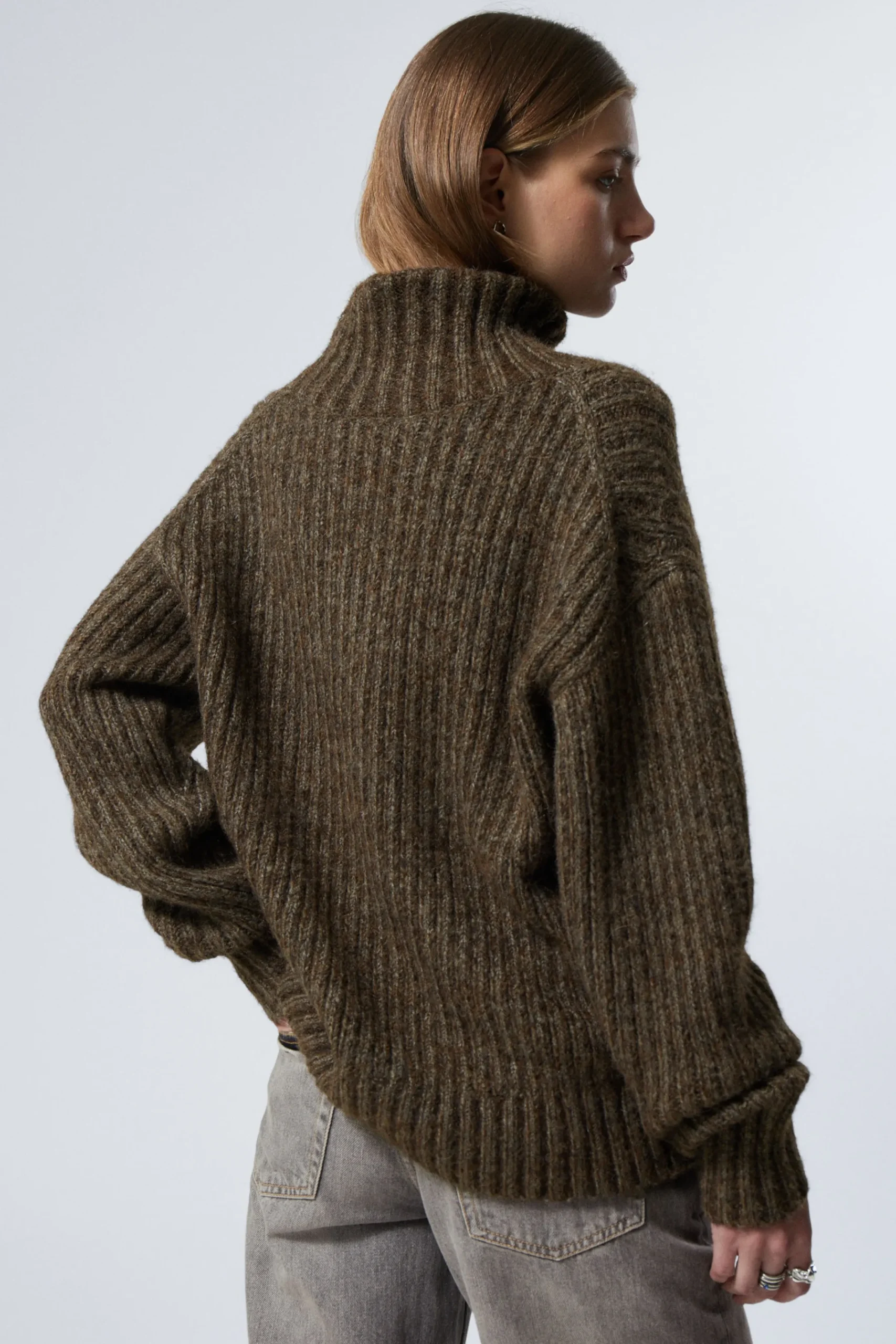 ledig_stickad_turtleneck_3-1.webp Weekday Stickat<LEDIG STICKAD TURTLENECK
