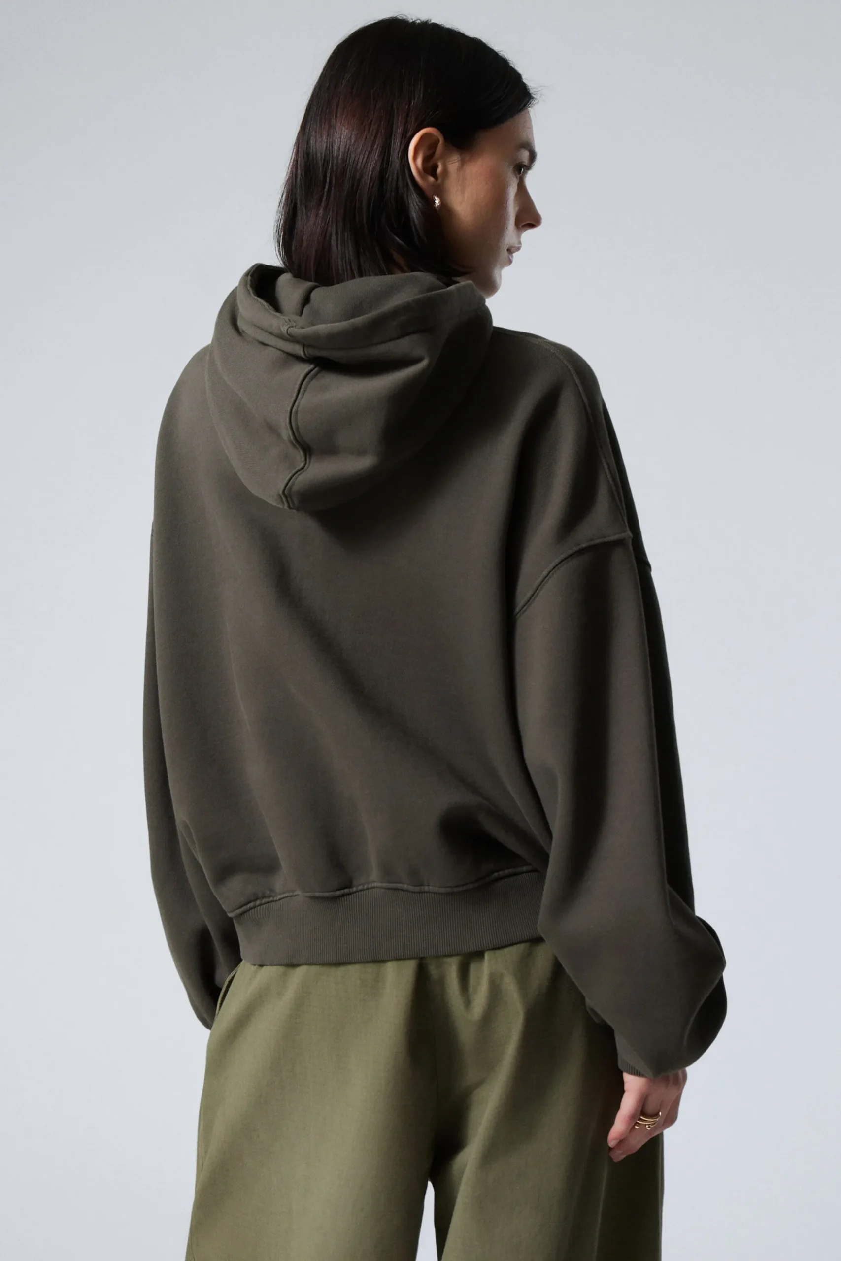 ledig_tung_hoodie_med_dragkedja_3.webp Weekday Hoodies | Basplagg<LEDIG TUNG HOODIE MED DRAGKEDJA