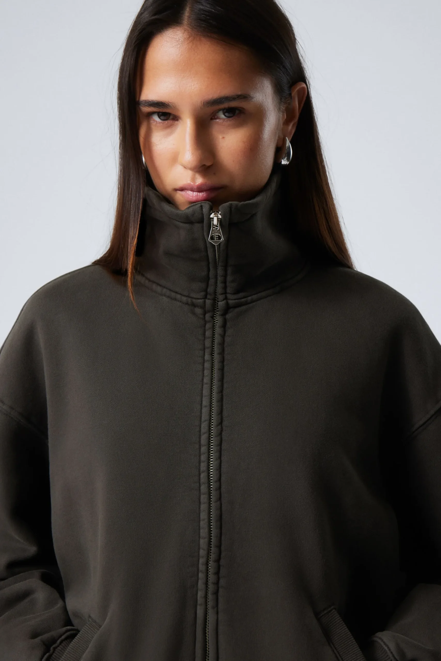 Weekday Stickat<LEDIG TURTLENECK-CARDIGAN MED DRAGKEDJA