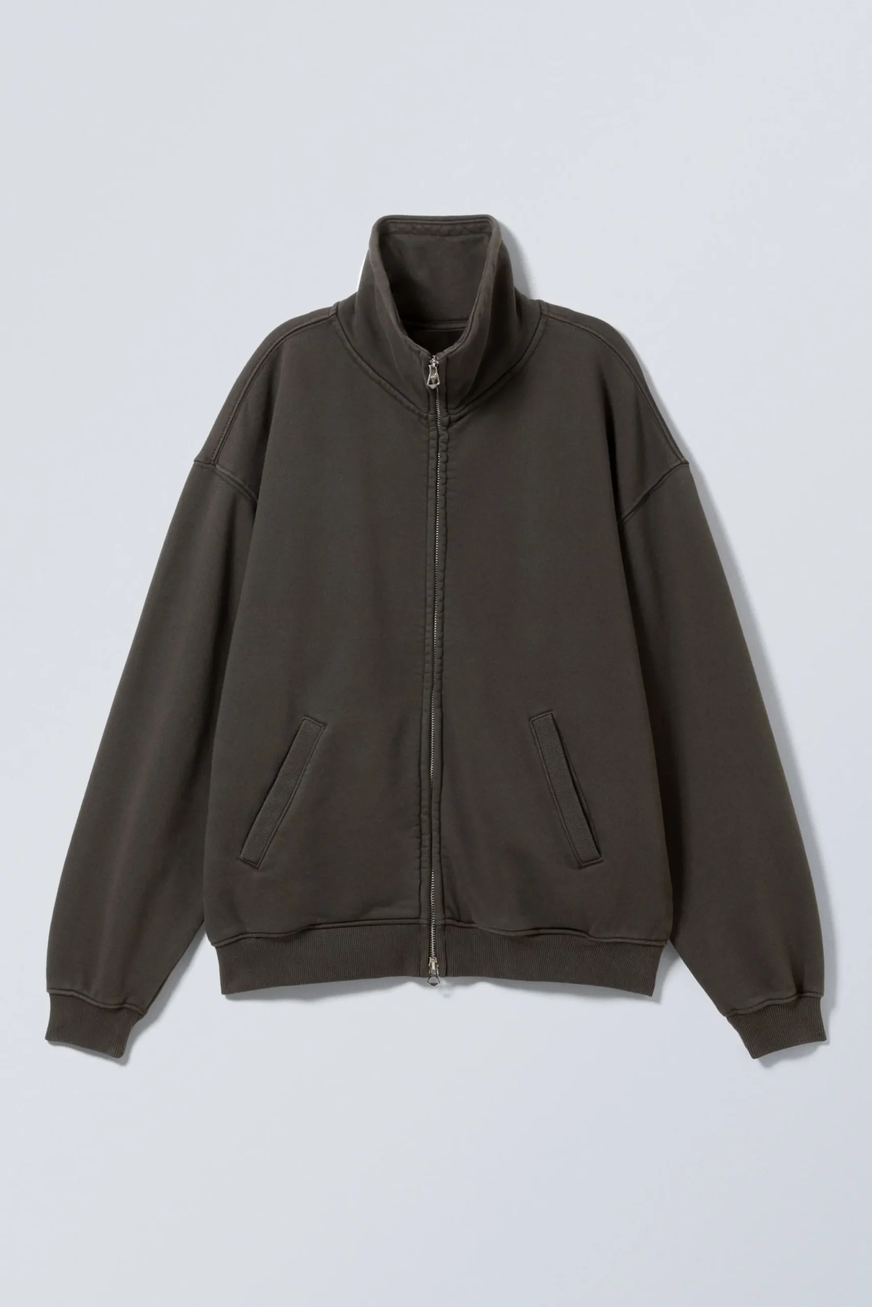 ledig_turtleneckcardigan_med_dragkedja_2.webp Weekday Stickat<LEDIG TURTLENECK-CARDIGAN MED DRAGKEDJA