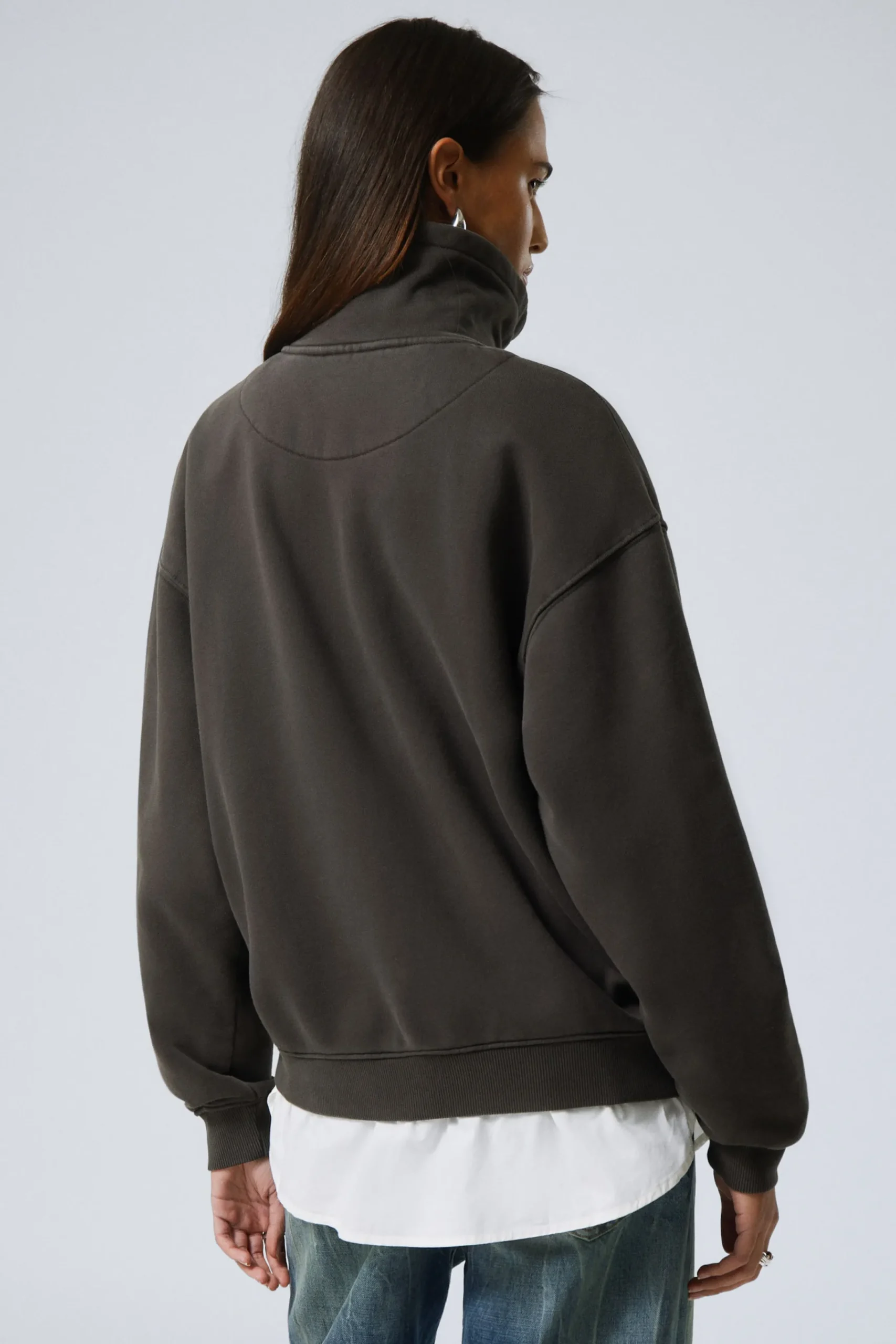 ledig_turtleneckcardigan_med_dragkedja_3.webp Weekday Stickat<LEDIG TURTLENECK-CARDIGAN MED DRAGKEDJA
