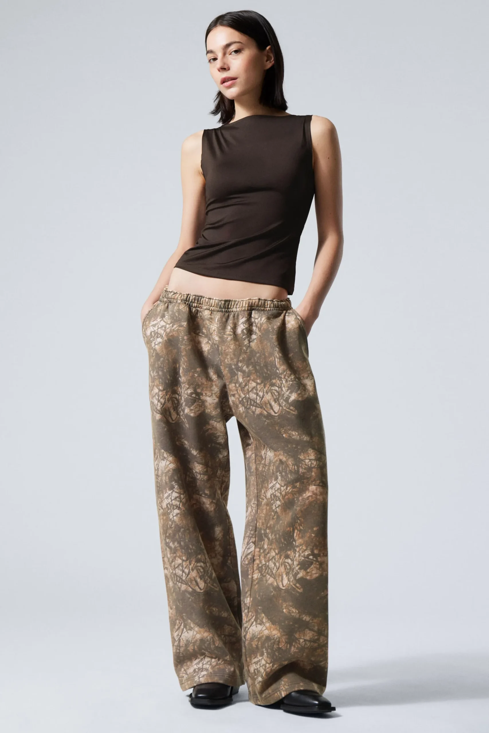 Weekday Byxor<LEDIGA SWEATPANTS MED TRYCK