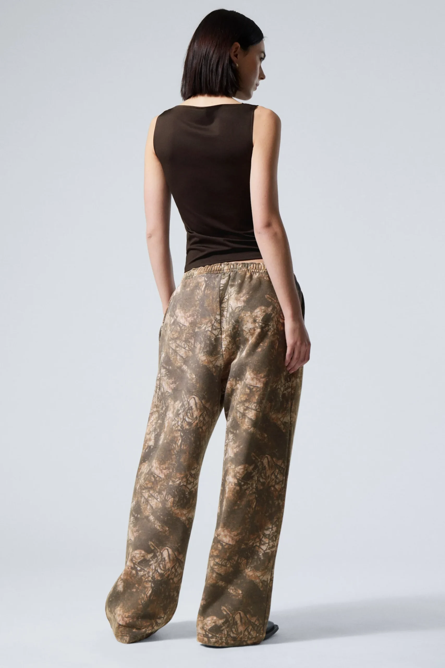 lediga_sweatpants_med_tryck_2.webp Weekday Byxor<LEDIGA SWEATPANTS MED TRYCK