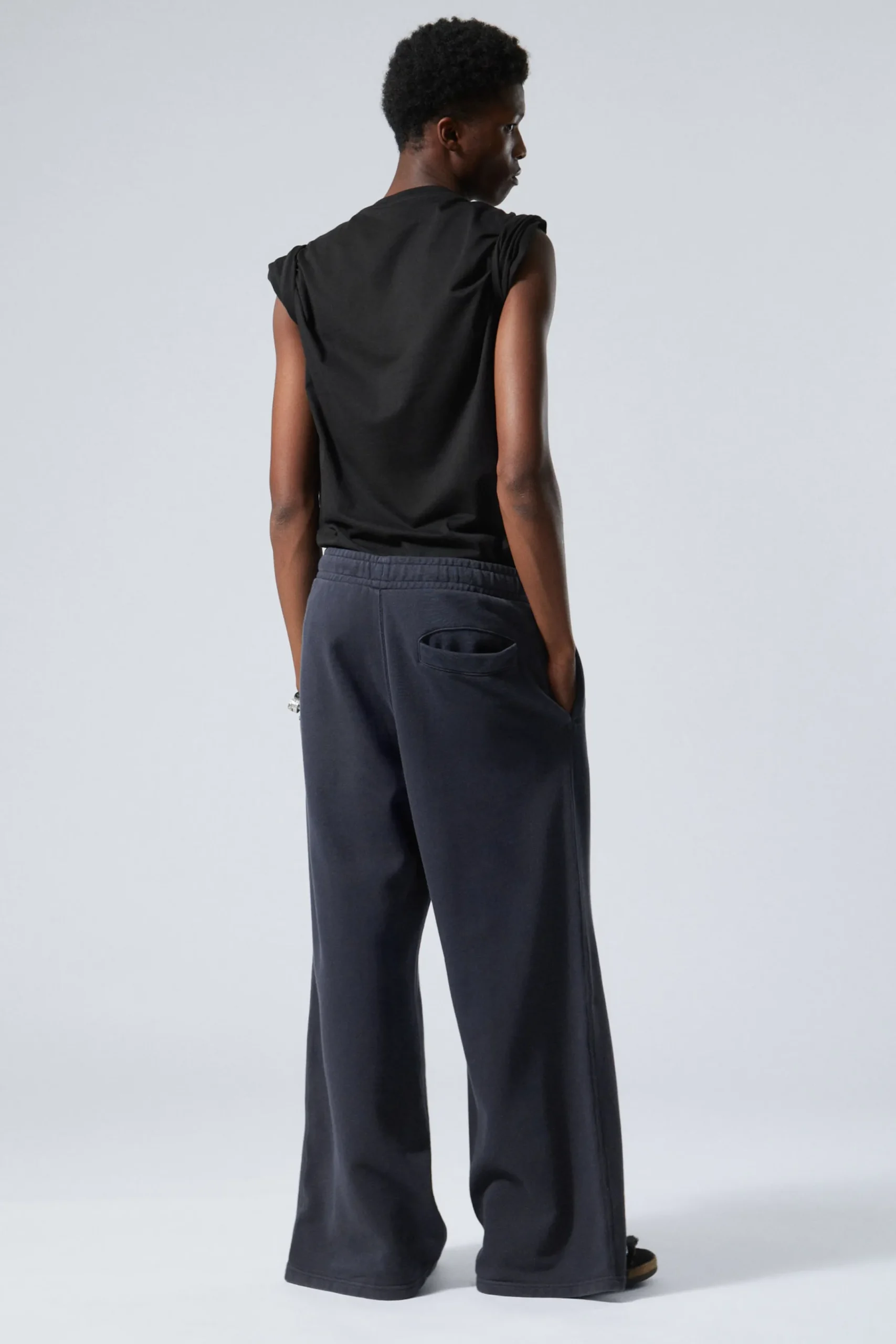 lediga_vida_kraftiga_sweatpants_3-1.webp Weekday Basplagg | Byxor<LEDIGA VIDA KRAFTIGA SWEATPANTS