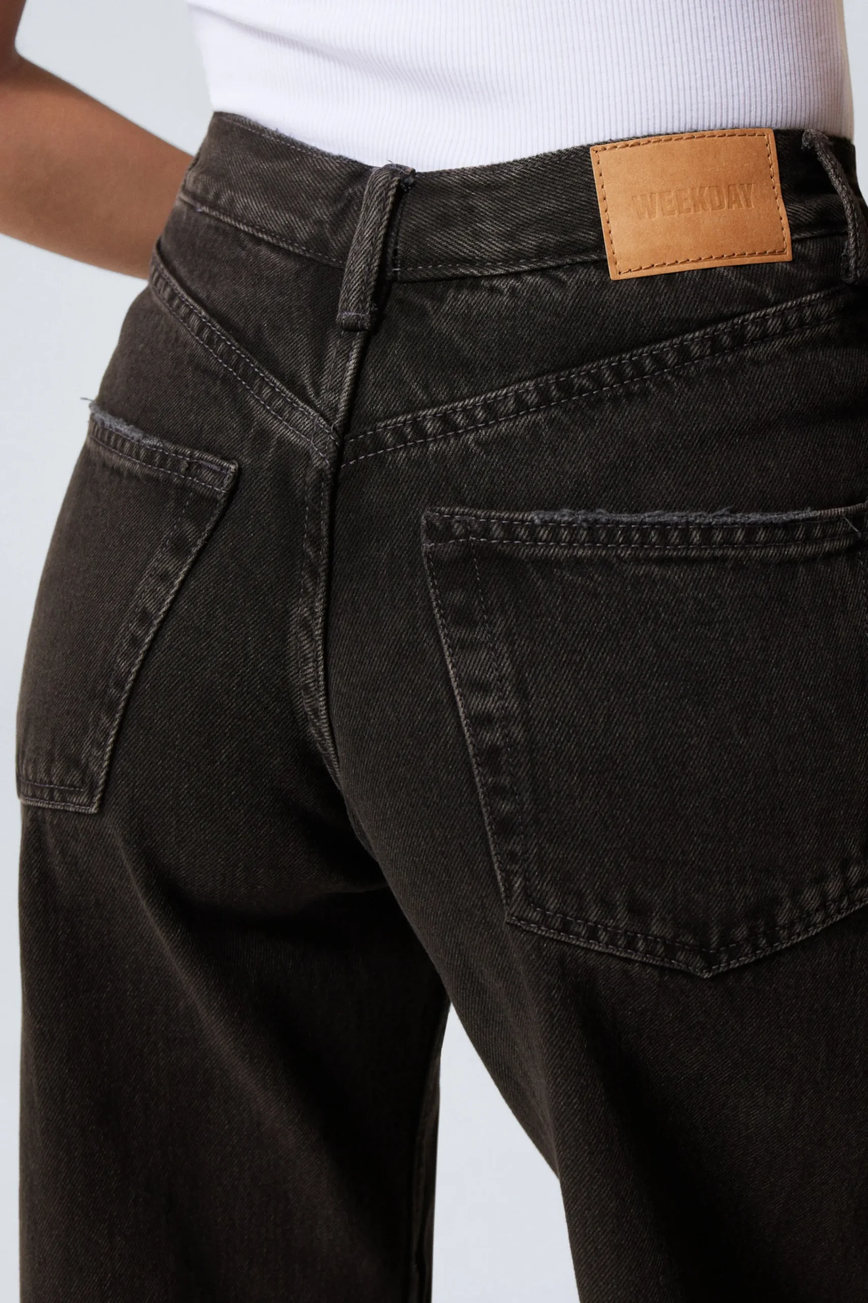 lgmidjade_lediga_vida_jeans_3.webp Weekday Jeans<LÅGMIDJADE LEDIGA VIDA JEANS