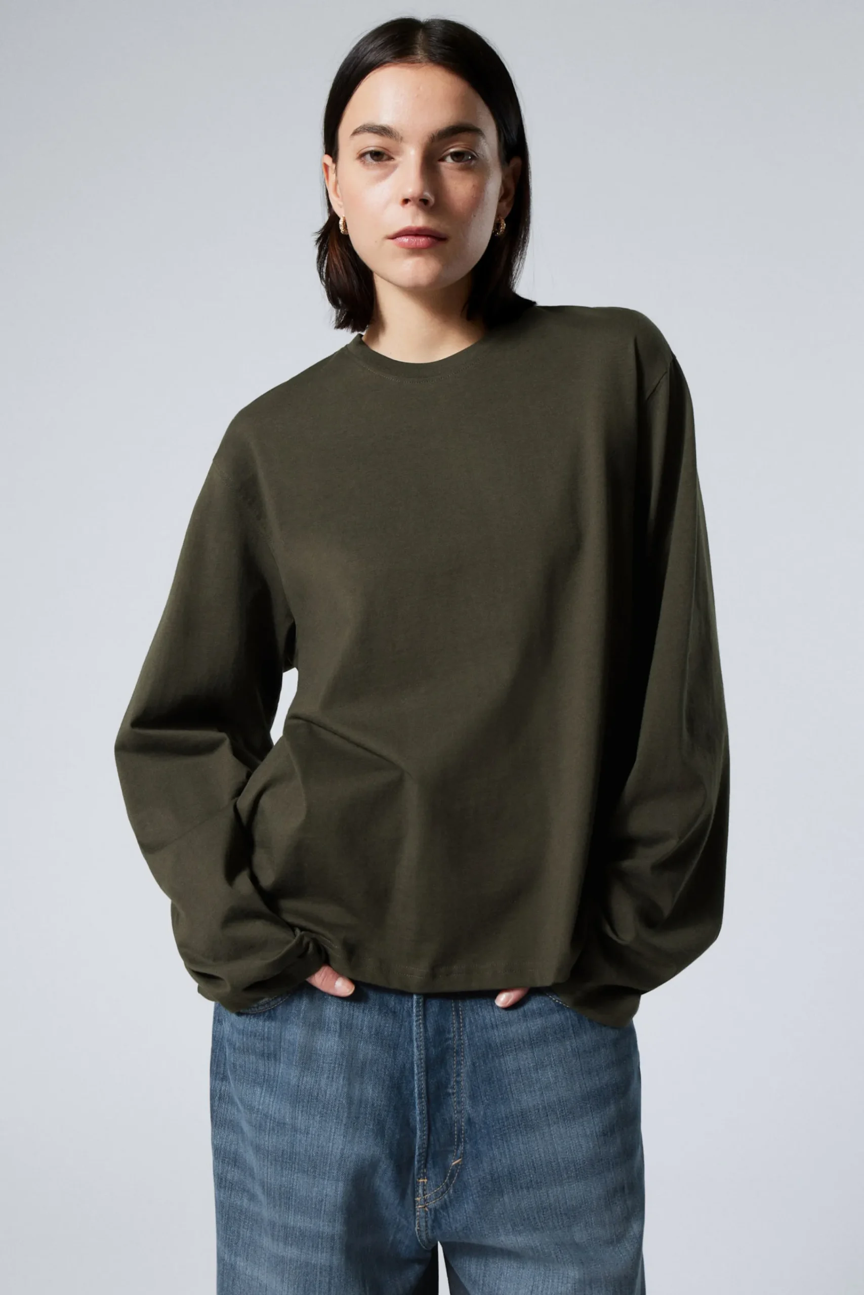 Weekday Basplagg | T-Shirtar<LÅNGÄRMAD BOXIG T-SHIRT I BOMULL