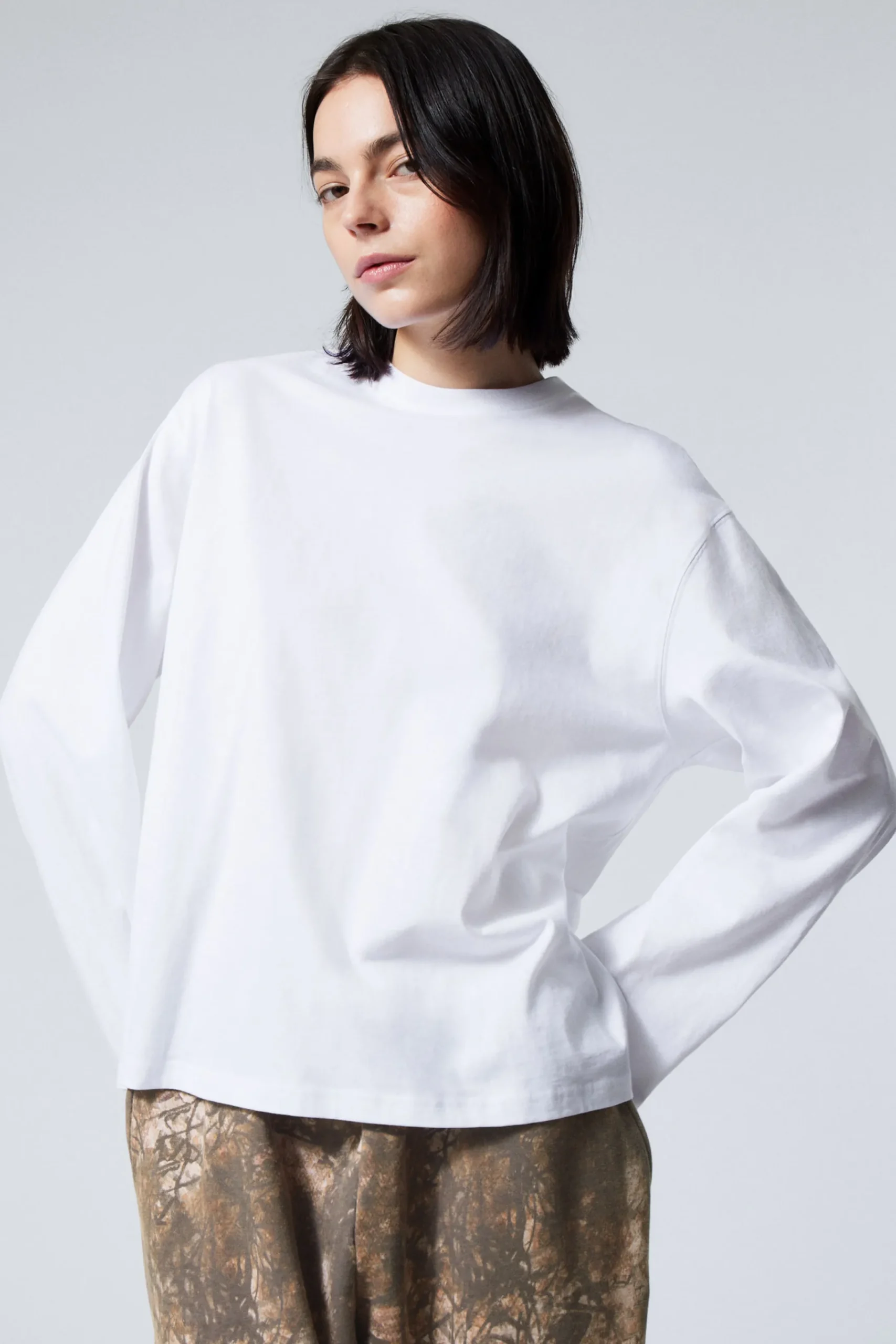 Weekday Basplagg | Toppar<LÅNGÄRMAD BOXIG T-SHIRT I BOMULL