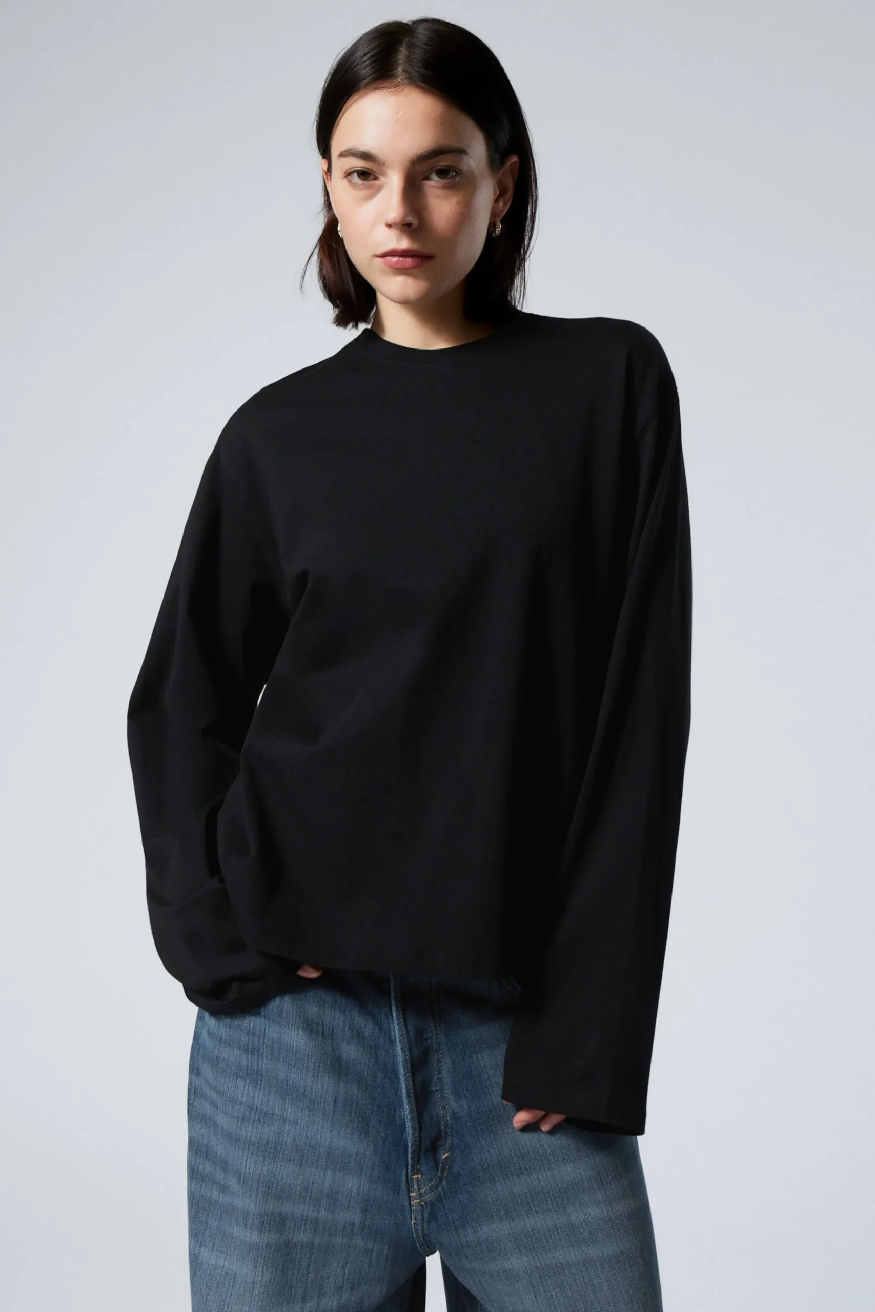 Weekday Basplagg | Toppar<LÅNGÄRMAD BOXIG T-SHIRT I BOMULL