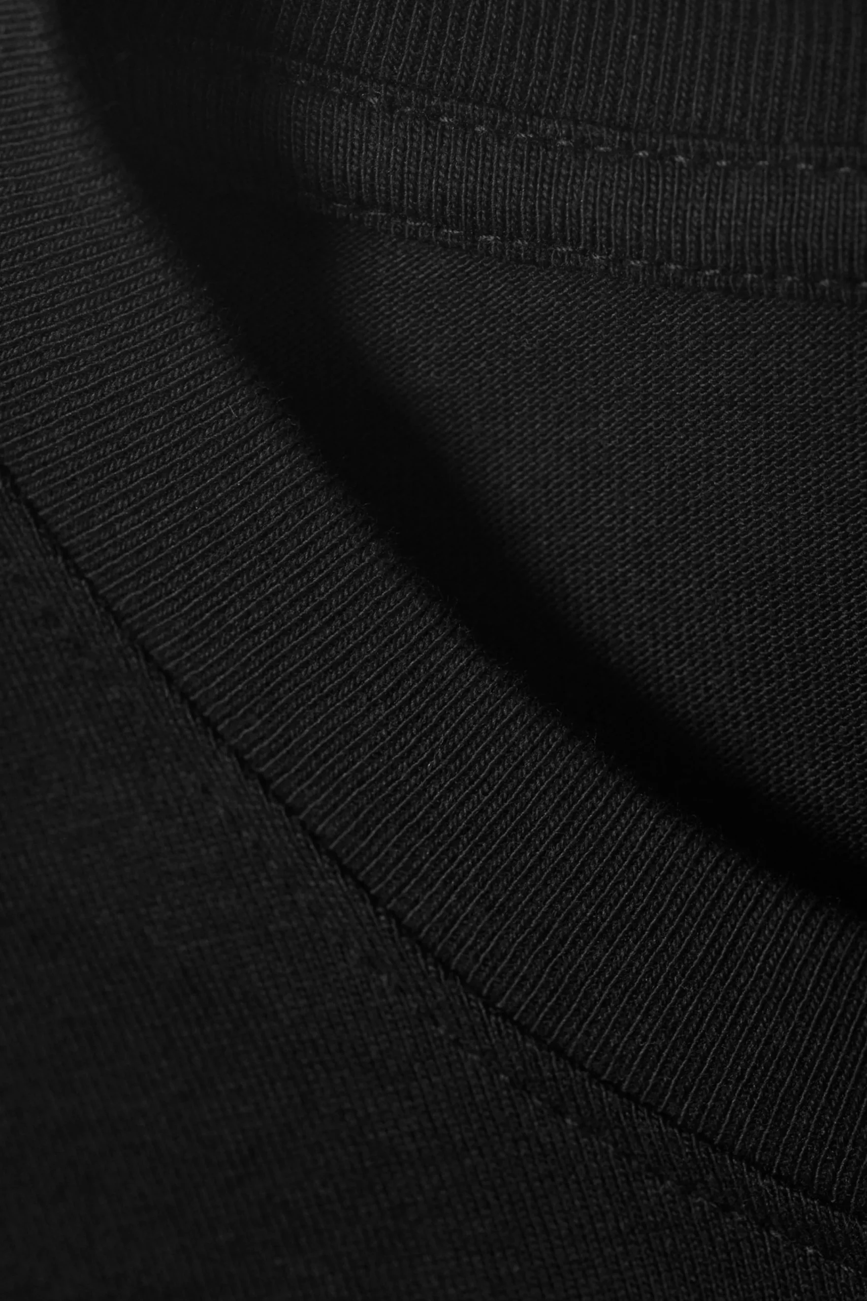 lngrmad_boxig_tshirt_i_bomull_3.webp Weekday Basplagg | Toppar<LÅNGÄRMAD BOXIG T-SHIRT I BOMULL