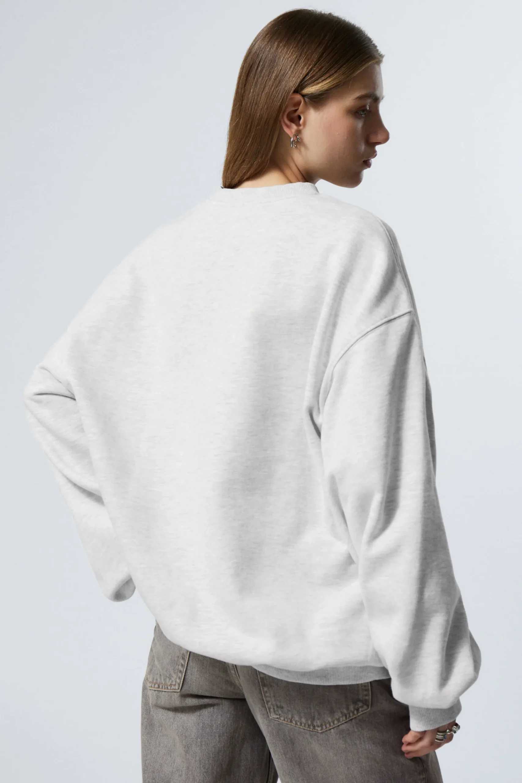 lngrmad_oversized_trja_2.webp Weekday Sweatshirts | Basplagg<LÅNGÄRMAD OVERSIZED TRÖJA