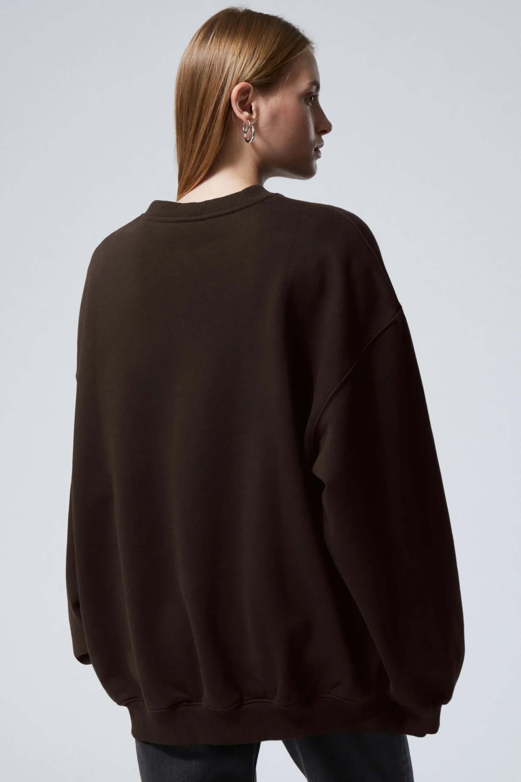 lngrmad_oversized_trja_3-1.webp Weekday Sweatshirts | Basplagg<LÅNGÄRMAD OVERSIZED TRÖJA