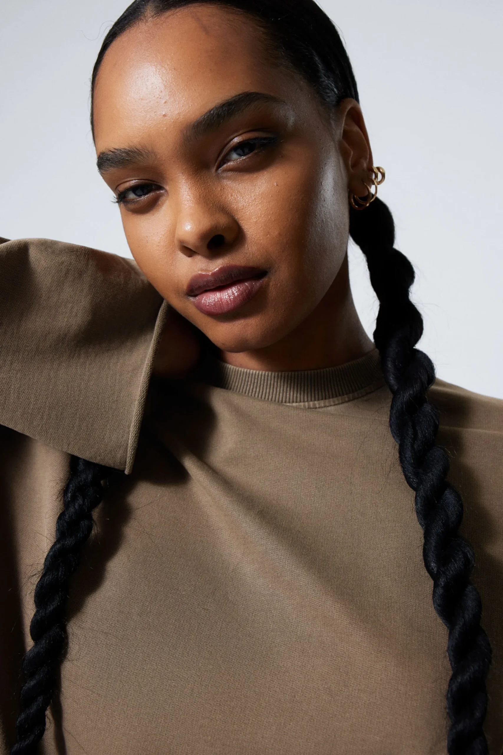Weekday Toppar<LÅNGÄRMAD OVERSIZED TRÖJA I BOMULL