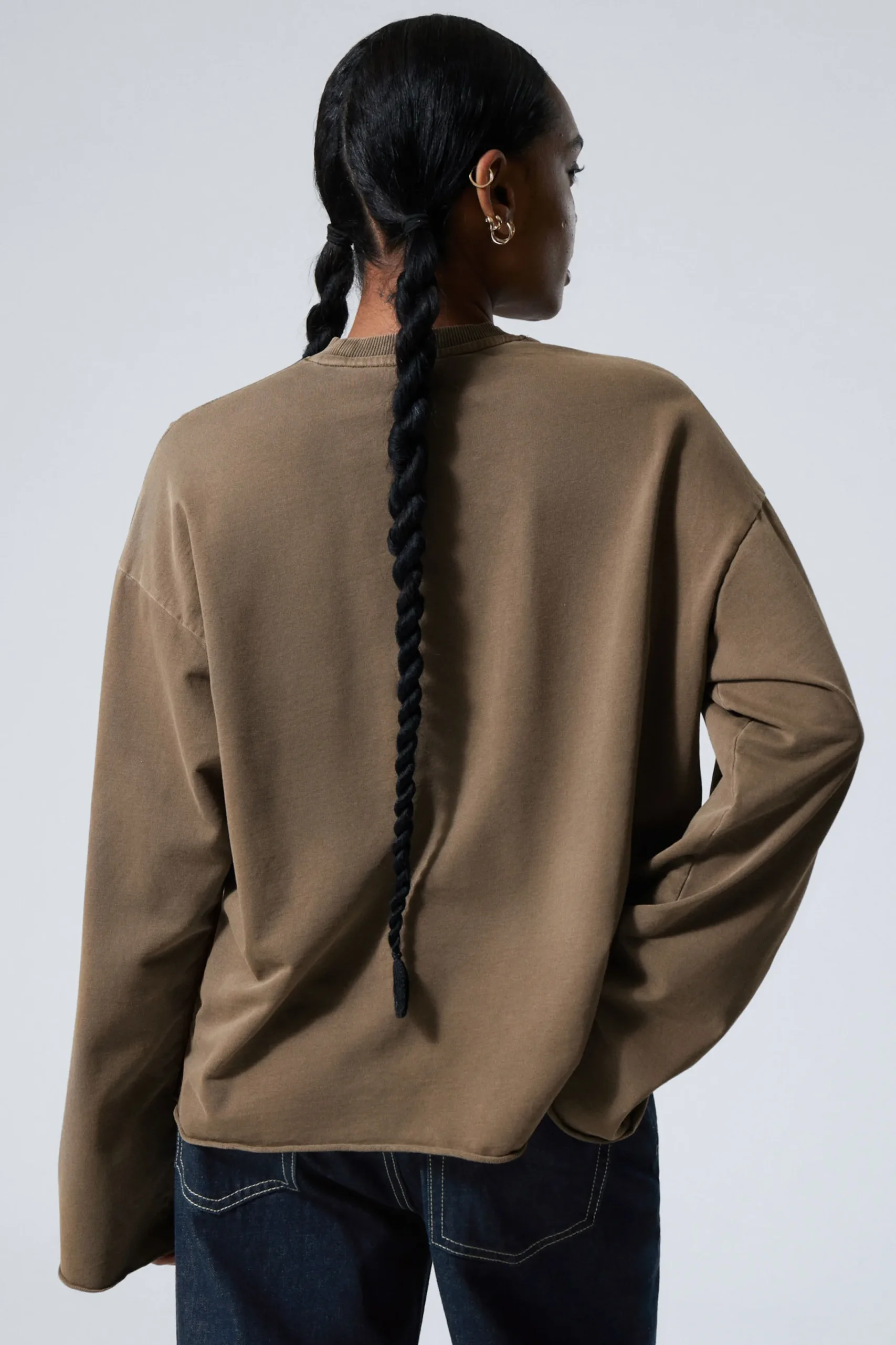 lngrmad_oversized_trja_i_bomull_3-1.webp Weekday Toppar<LÅNGÄRMAD OVERSIZED TRÖJA I BOMULL