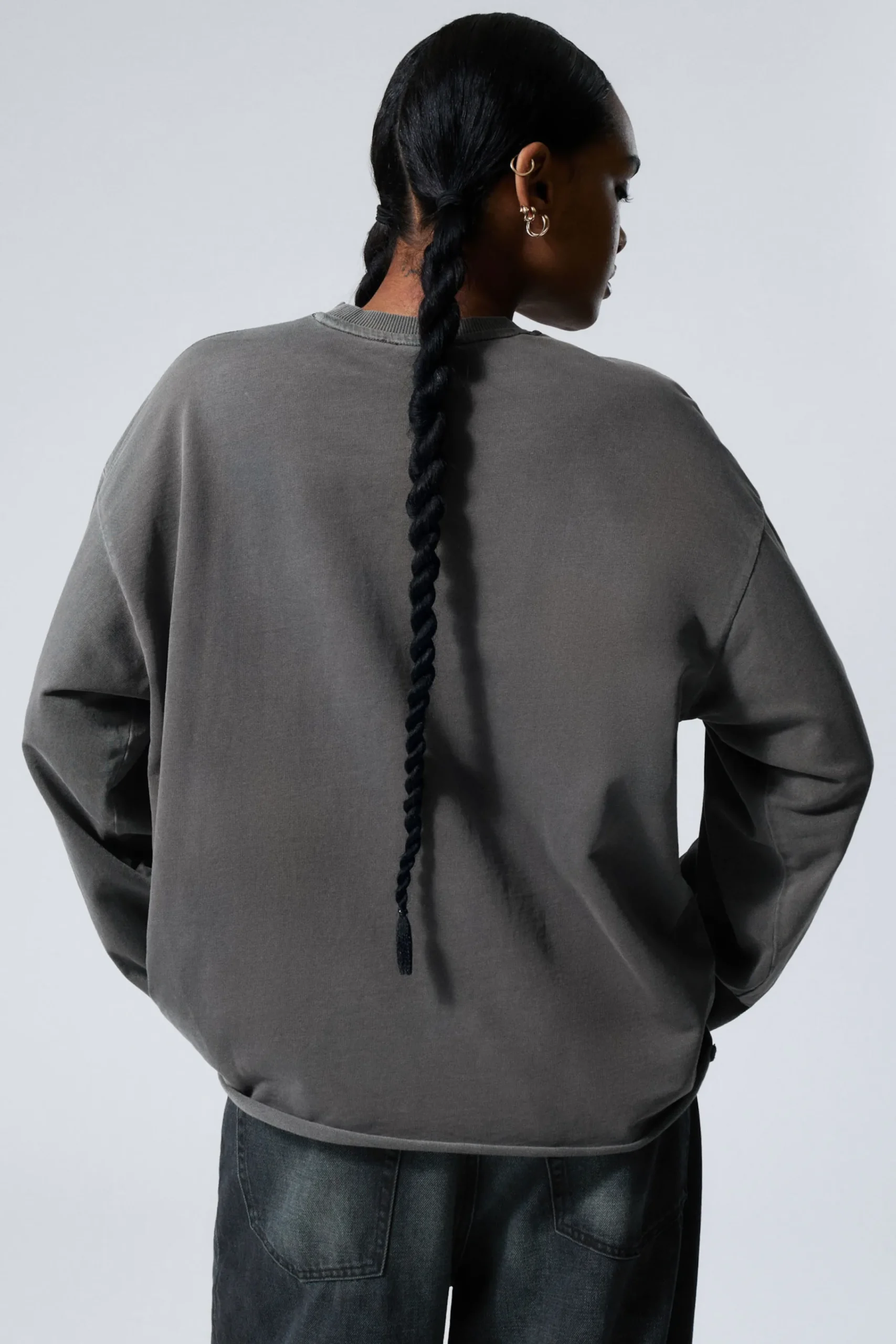 lngrmad_oversized_trja_i_bomull_3.webp Weekday Toppar<LÅNGÄRMAD OVERSIZED TRÖJA I BOMULL