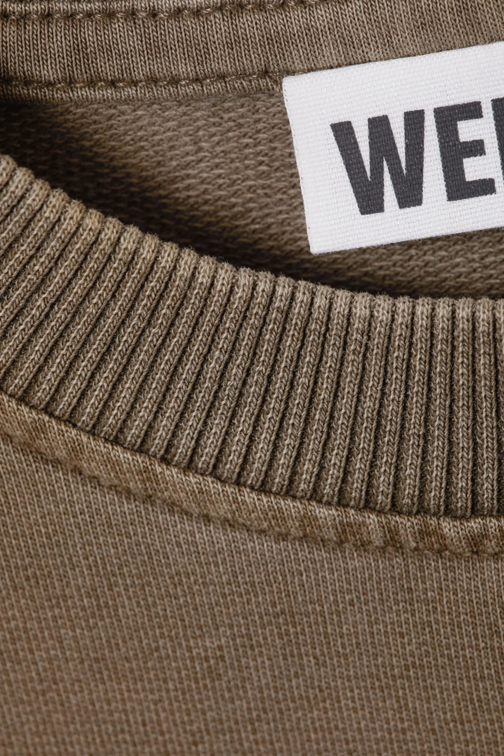 lngrmad_oversized_trja_i_bomull_4-1.webp Weekday Toppar<LÅNGÄRMAD OVERSIZED TRÖJA I BOMULL