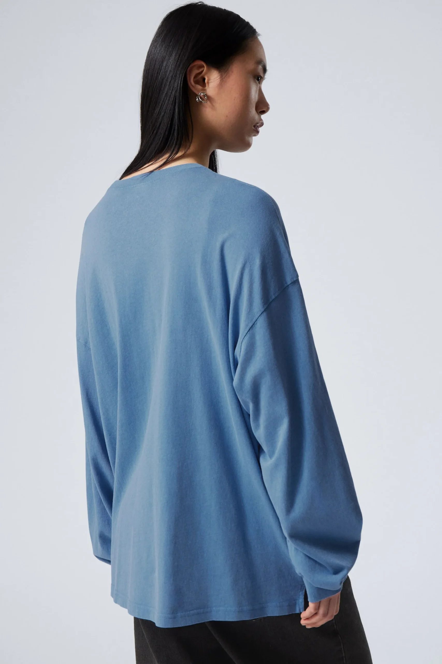 lngrmad_oversized_tshirt_3-1.webp Weekday Basplagg | Toppar<LÅNGÄRMAD OVERSIZED T-SHIRT