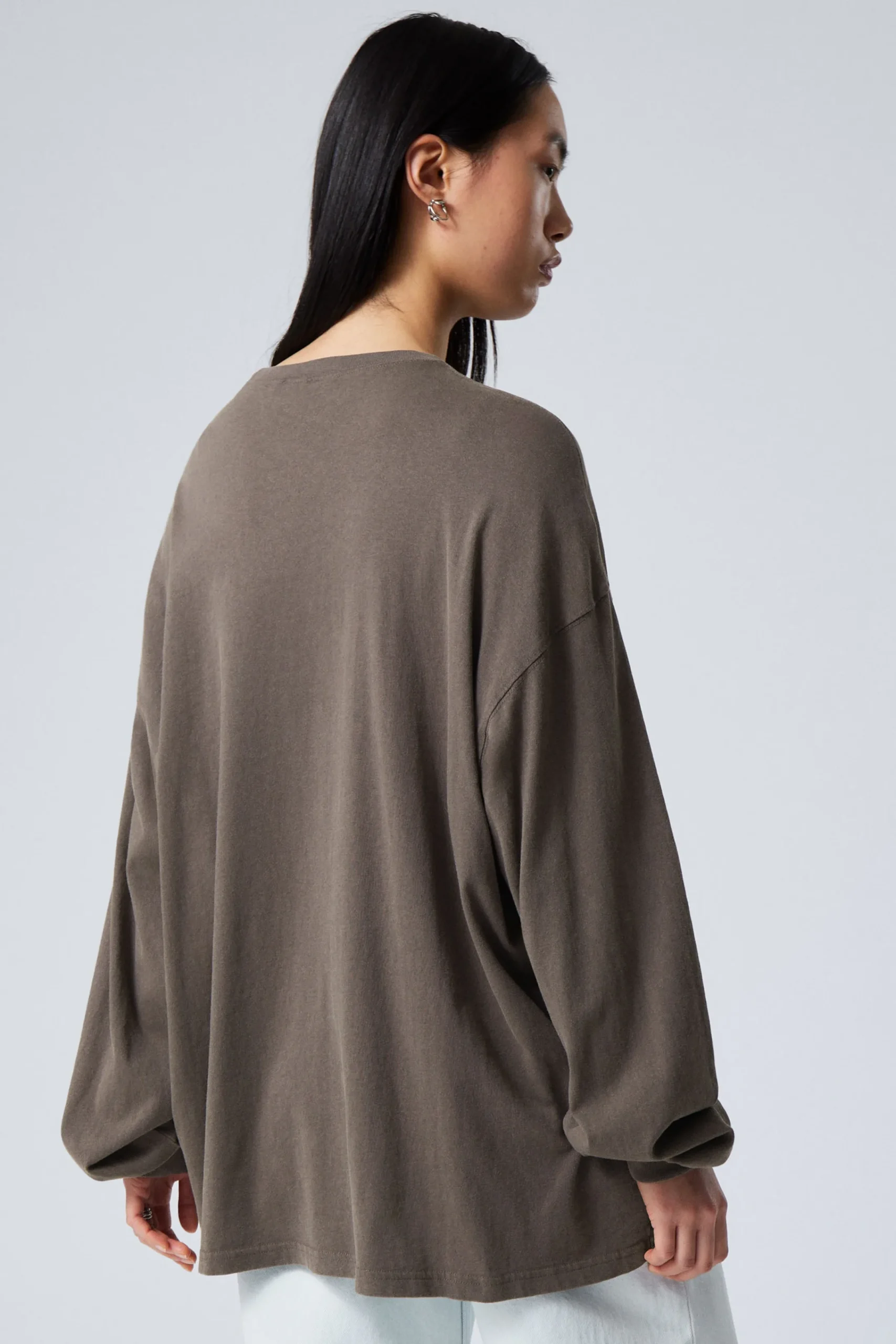 lngrmad_oversized_tshirt_3.webp Weekday Basplagg | Toppar<LÅNGÄRMAD OVERSIZED T-SHIRT