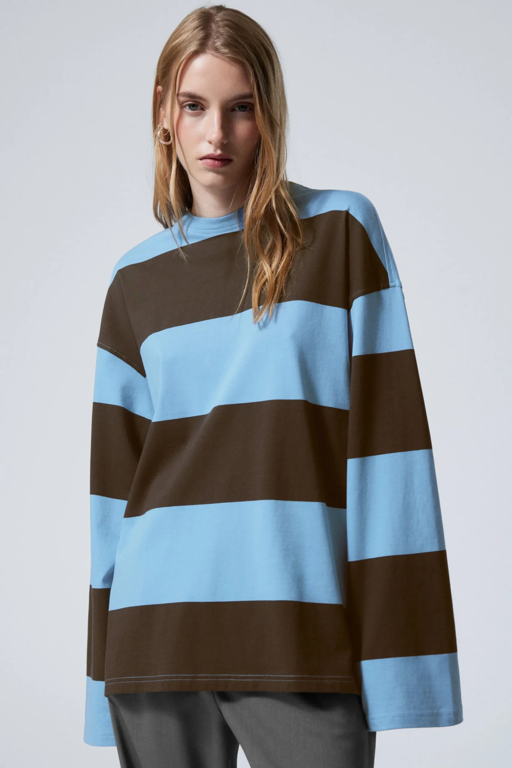 lngrmad_oversized_tshirt_i_bomull_0.webp Weekday Toppar<LÅNGÄRMAD OVERSIZED T-SHIRT I BOMULL