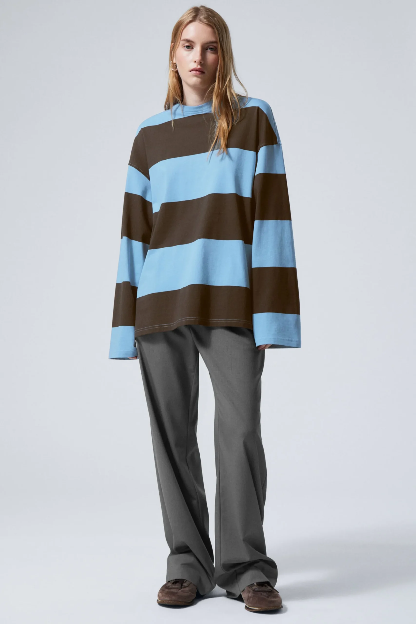 lngrmad_oversized_tshirt_i_bomull_1.webp Weekday Toppar<LÅNGÄRMAD OVERSIZED T-SHIRT I BOMULL